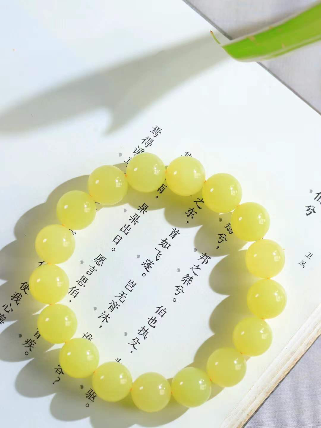 【珠圆玉润.手串】

精品️和田玉黄口珠圆玉润手串 玉质温润细腻  整串打磨圆润，佩戴舒适。珠珠落玉盘，间关莺语花底滑，一生美好时光，无论身在何处，都有它相伴相守。事事顺遂，幸福美满，吉祥如意。重47.8克 尺寸取一12.2mm  FDA-22362533