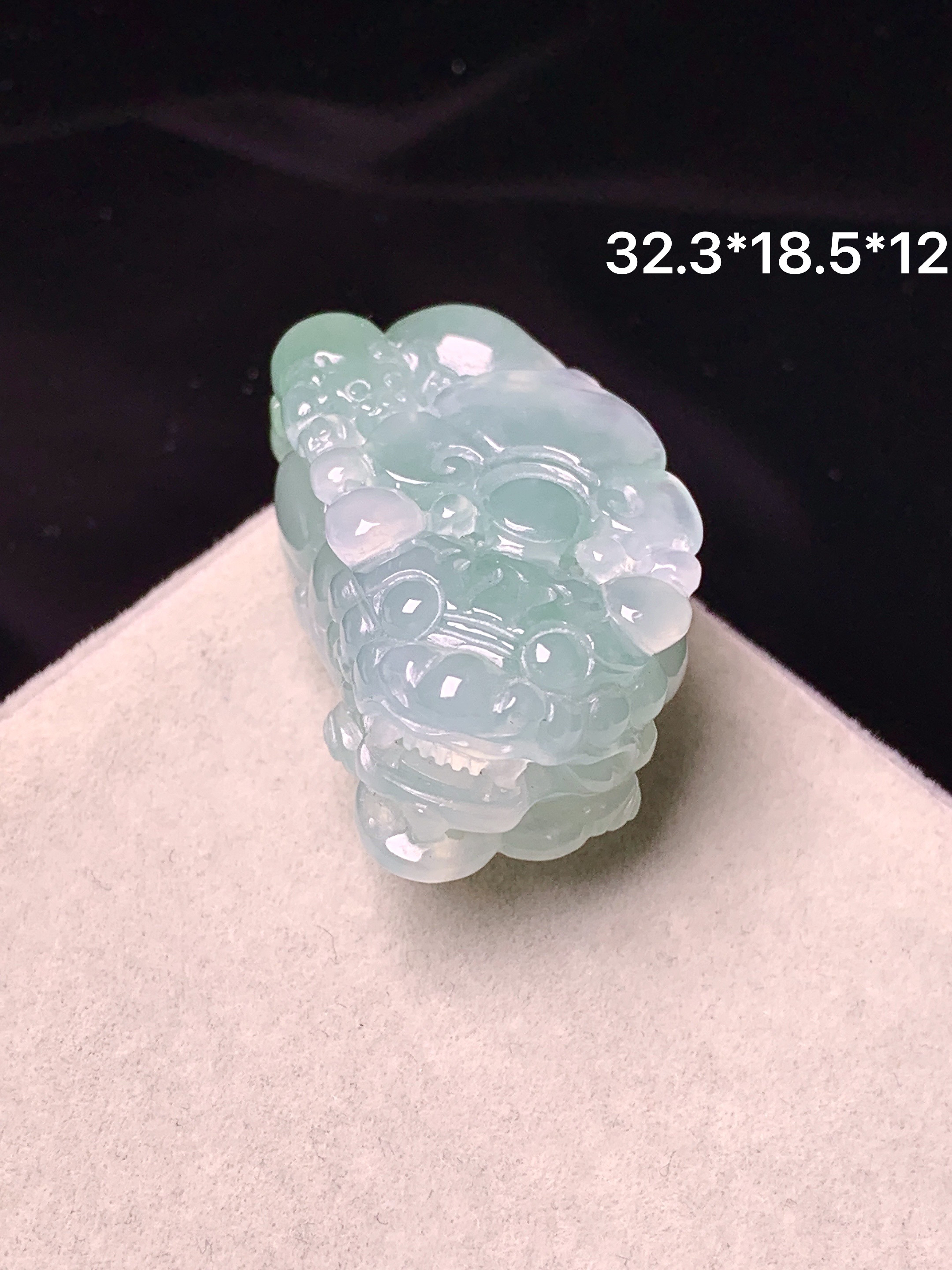 飘绿貔貅吊坠 玉质细腻 色泽艳丽清新 水润亮眼 整体尺寸32.3*18.5*12h3