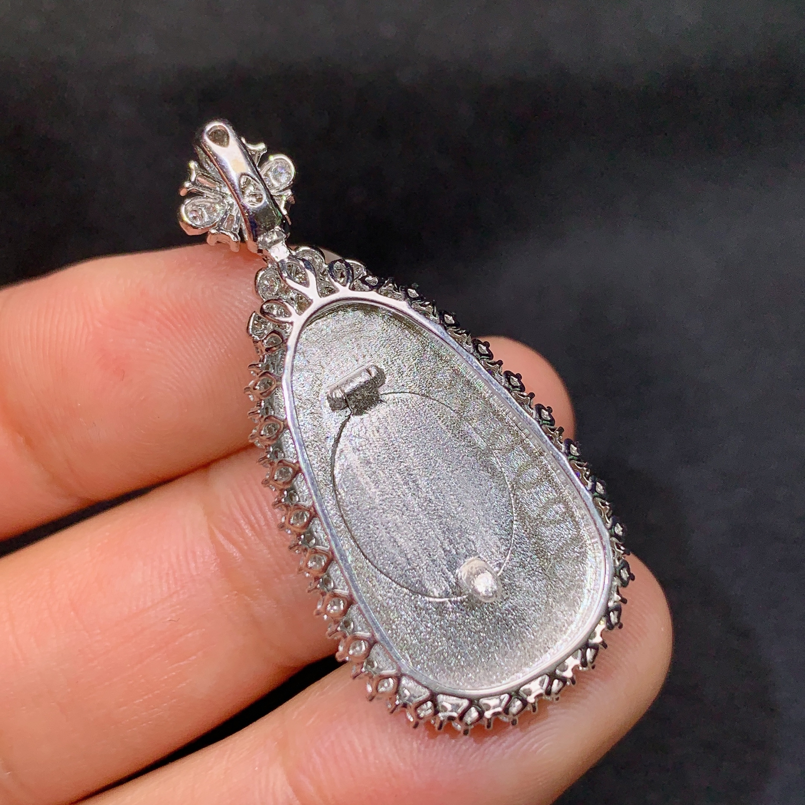 冰阳绿如意吊坠，18k金镶嵌，冰润色阳，玉质细腻，种水足，Yj002 尺寸37.5*18*8.2 y5