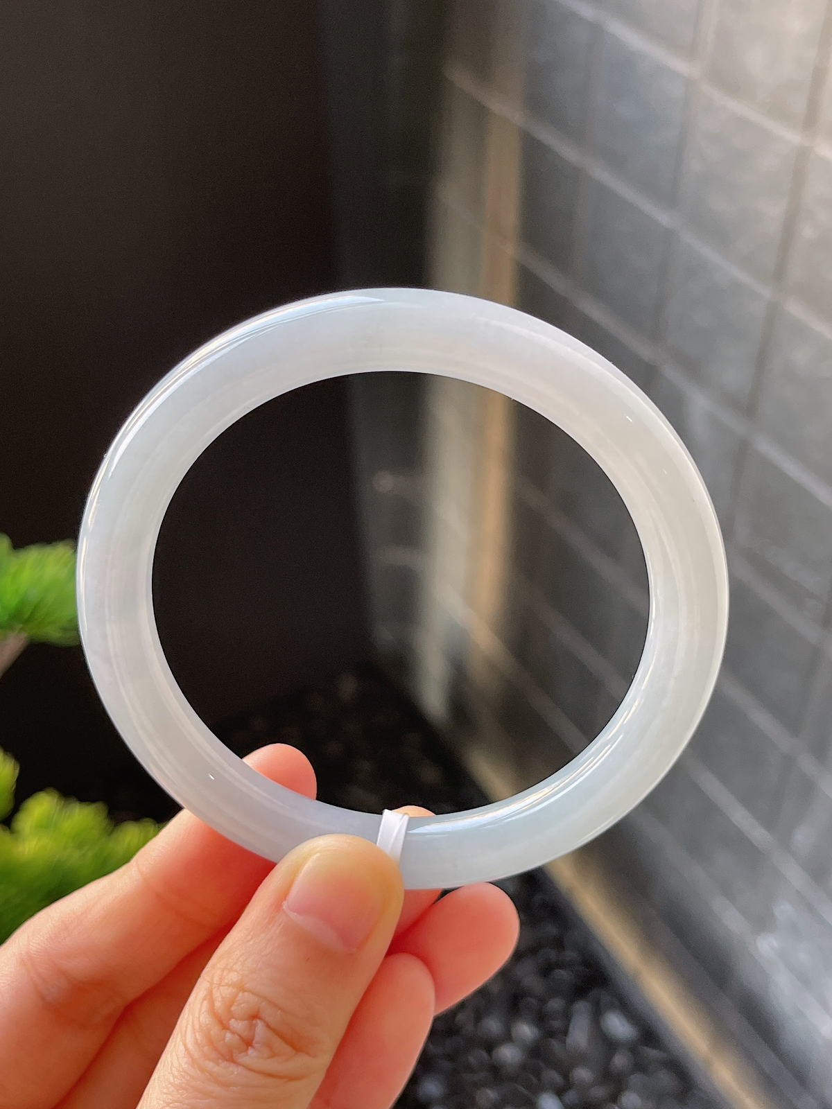 圆镯55.5圈口，翡翠糯化种白色手镯