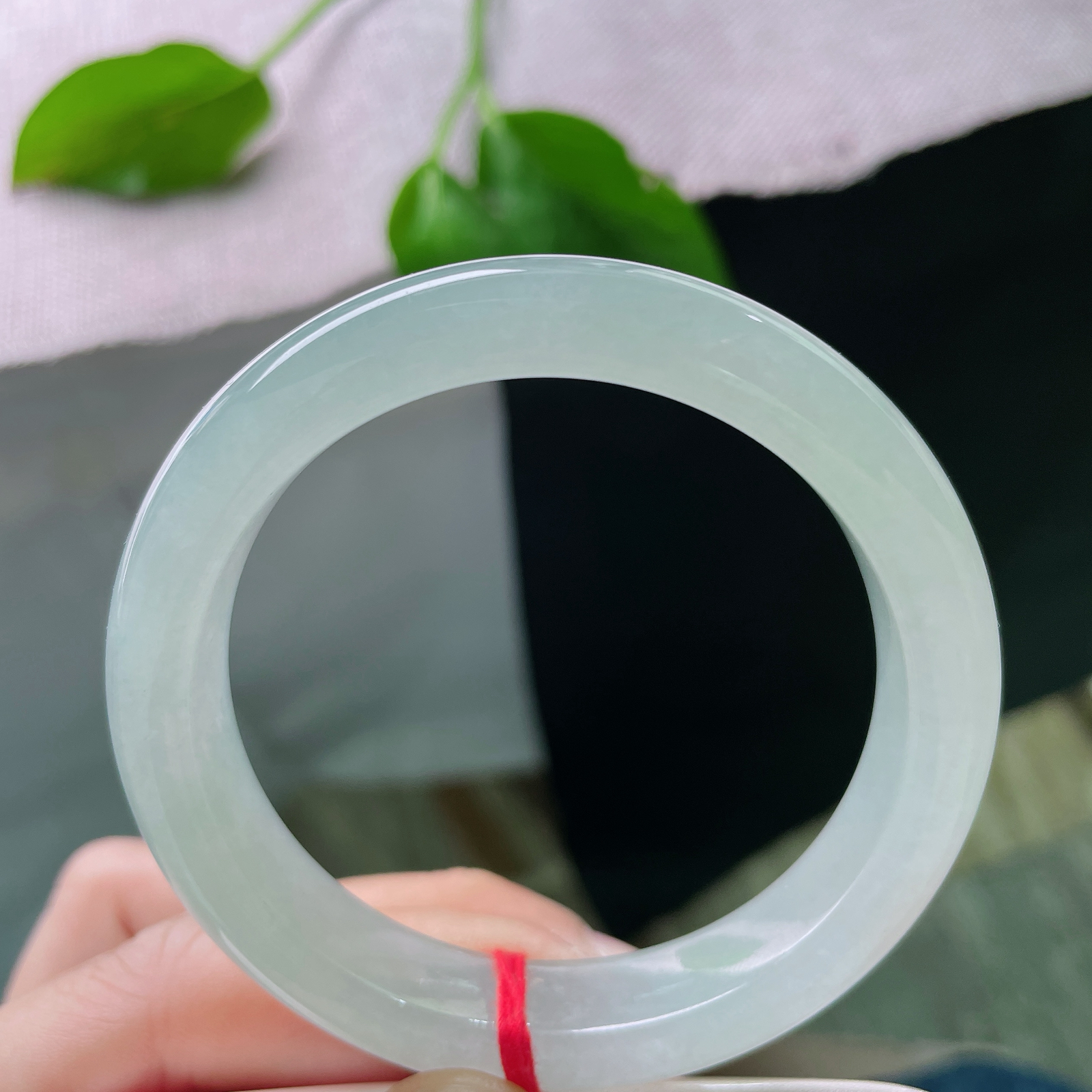 53.2/11.5/8.2，冰晴底正圈，是“清冷”与“治愈”的极致平衡。指甲纹不显，洒金，ss49522a