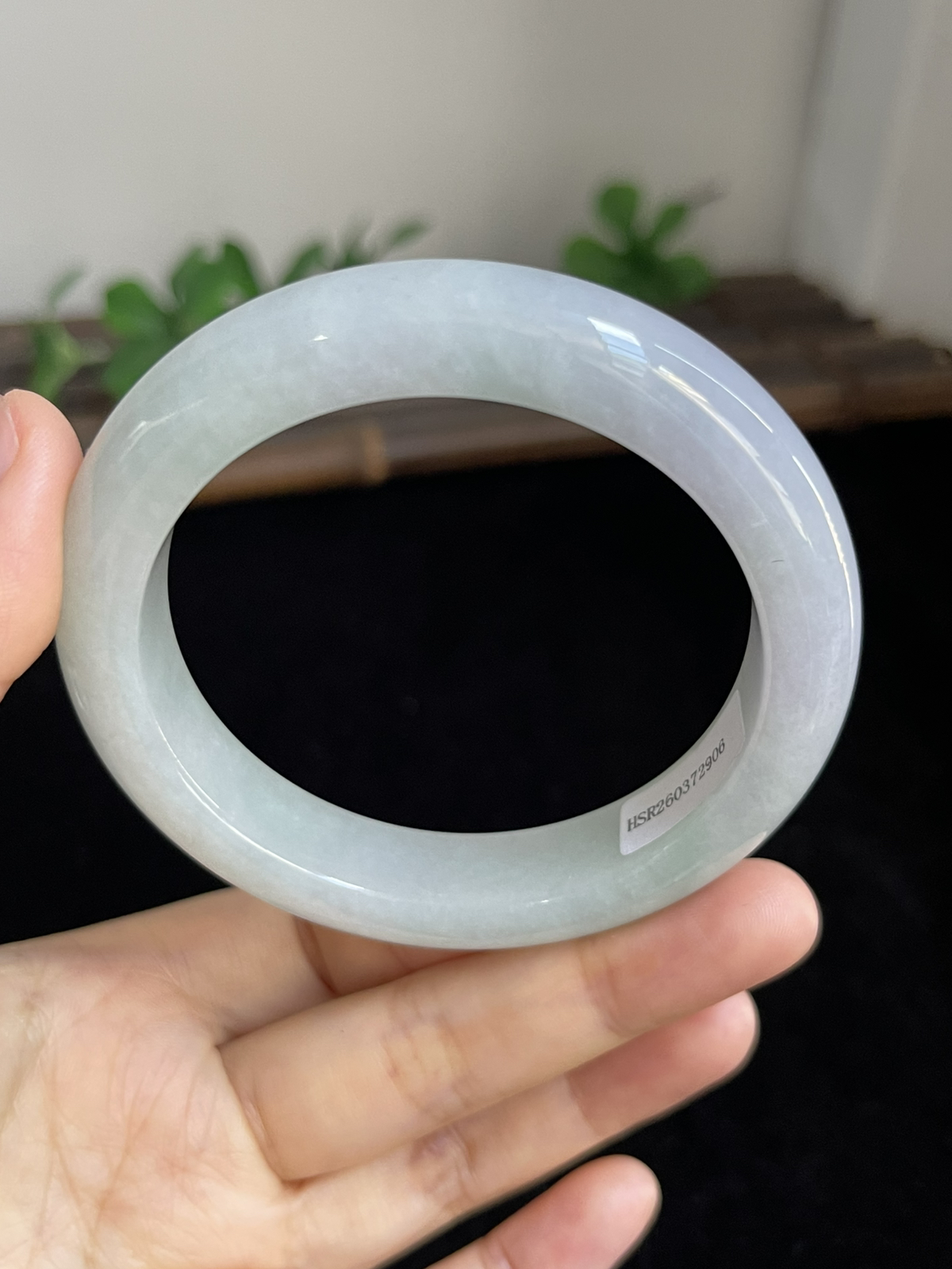 正圈57圈口，翡翠糯化种淡绿色手镯