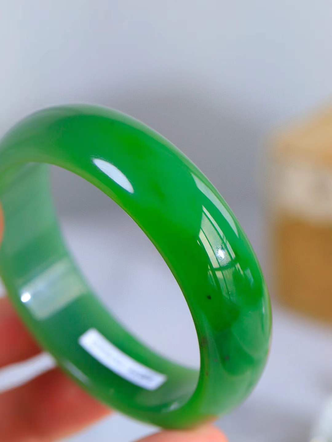 【悠悠芳华.镯】

收藏传家级臻品️和田玉碧玉手镯 玉质温润 青葱岁月，尽收腕中，婉转流畅，凝岁月悠长。盈一眸恬淡，挽一抹绿意。重76克 内径59.5mm尺寸18.2-7.8mm56343113T