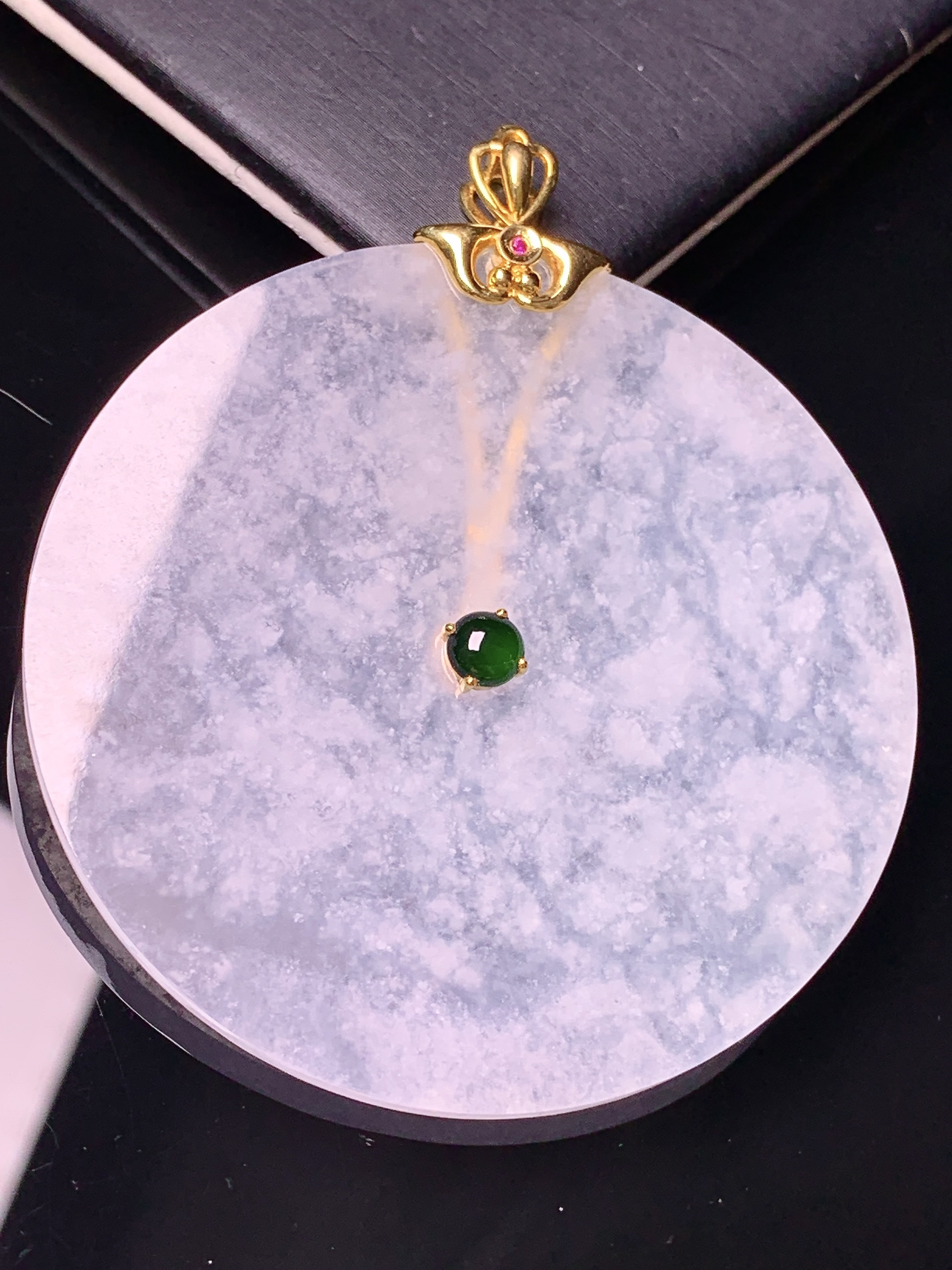 18k金镶嵌冰种雪花棉圆牌吊坠 玉质细腻 色泽艳丽清新 水润亮眼 整体尺寸61.6*54.3*3c1