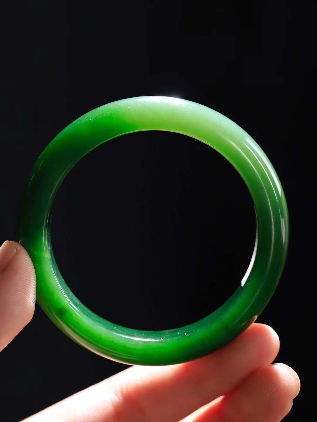 【温润如心.镯】

精品和田玉碧玉手镯，精选上等碧玉料，色泽清透，质地细腻。佩戴它，感受千年玉文化的温润与优雅，愿它为您带来平安与幸福。重60克  尺寸56.5-13.2-8.8mm  10353111A