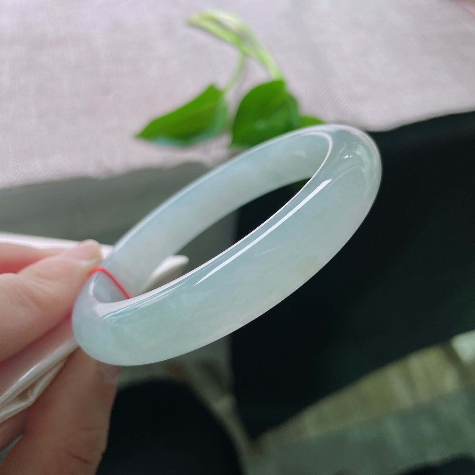 57.6/11.7/8，冰蓝正圈，将远山的雾、湖心的波，凝成一圈化不开的浓情，静水流深。飘乌鸡