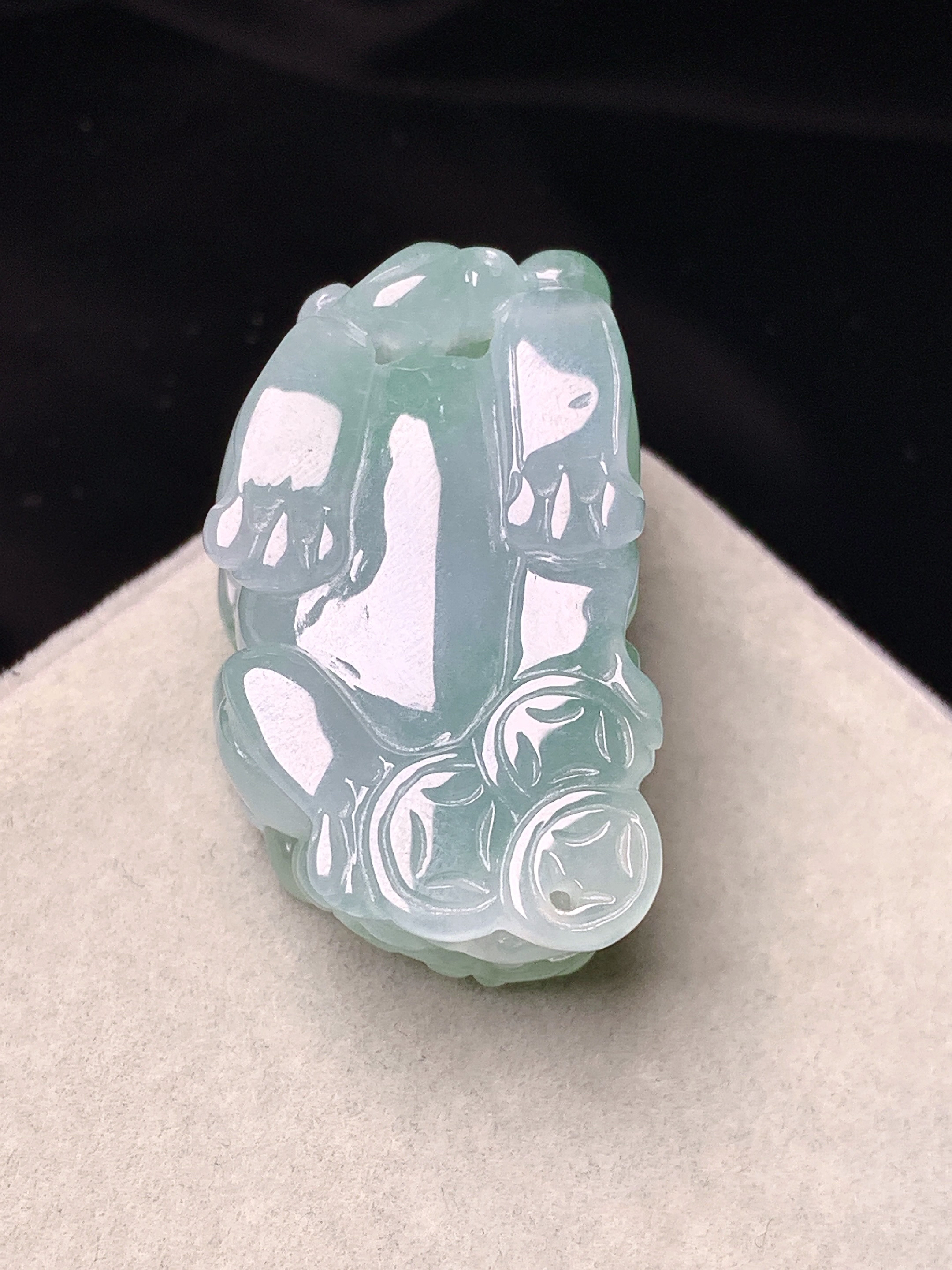 飘绿貔貅吊坠 玉质细腻 色泽艳丽清新 水润亮眼 整体尺寸32.3*18.5*12h3