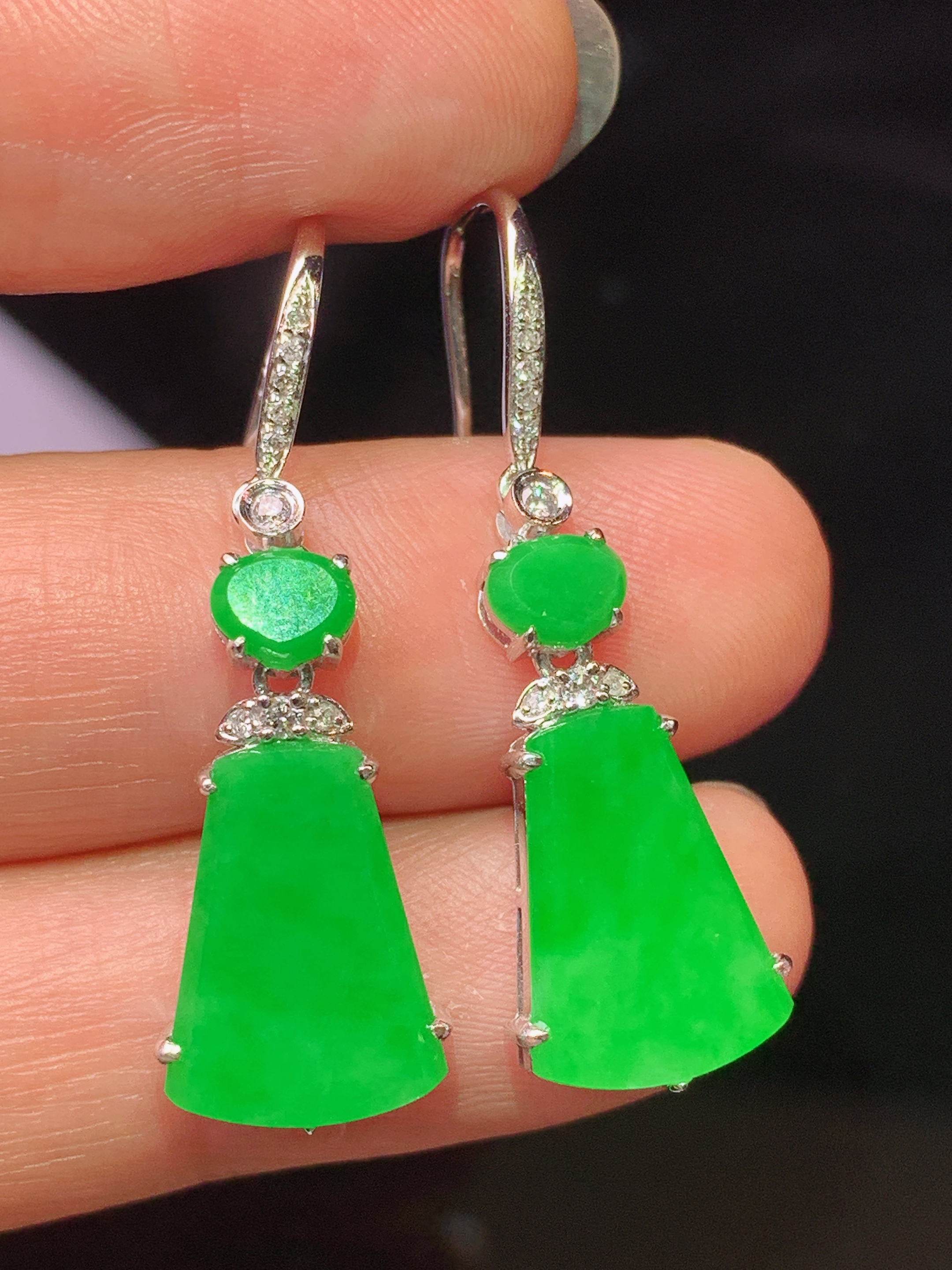 18k金钻镶嵌翠绿无事牌吊坠 玉质细腻 色泽艳丽清新 水润亮眼 整体尺寸34*9.7*4f1