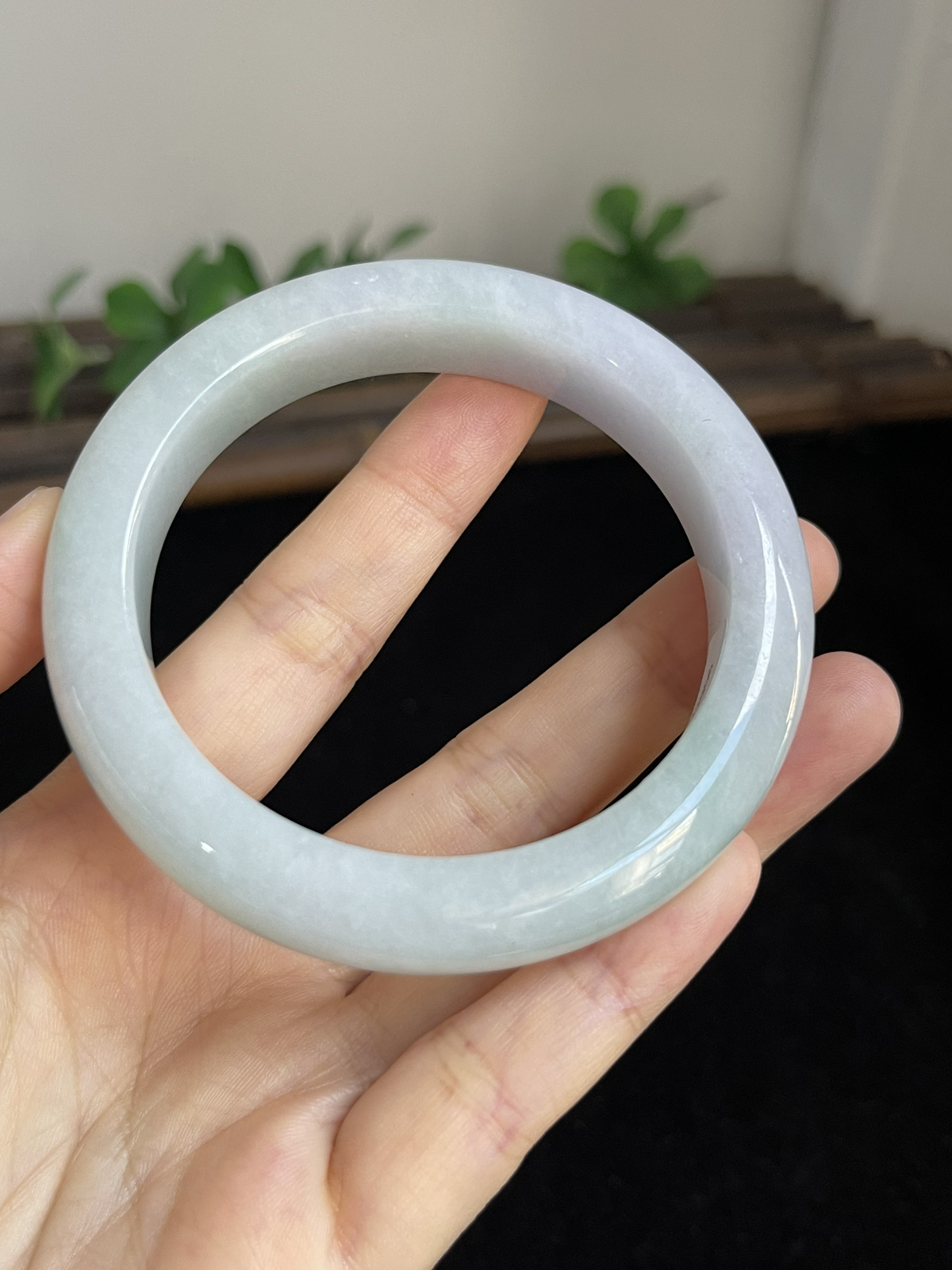 正圈57圈口，翡翠糯化种淡绿色手镯