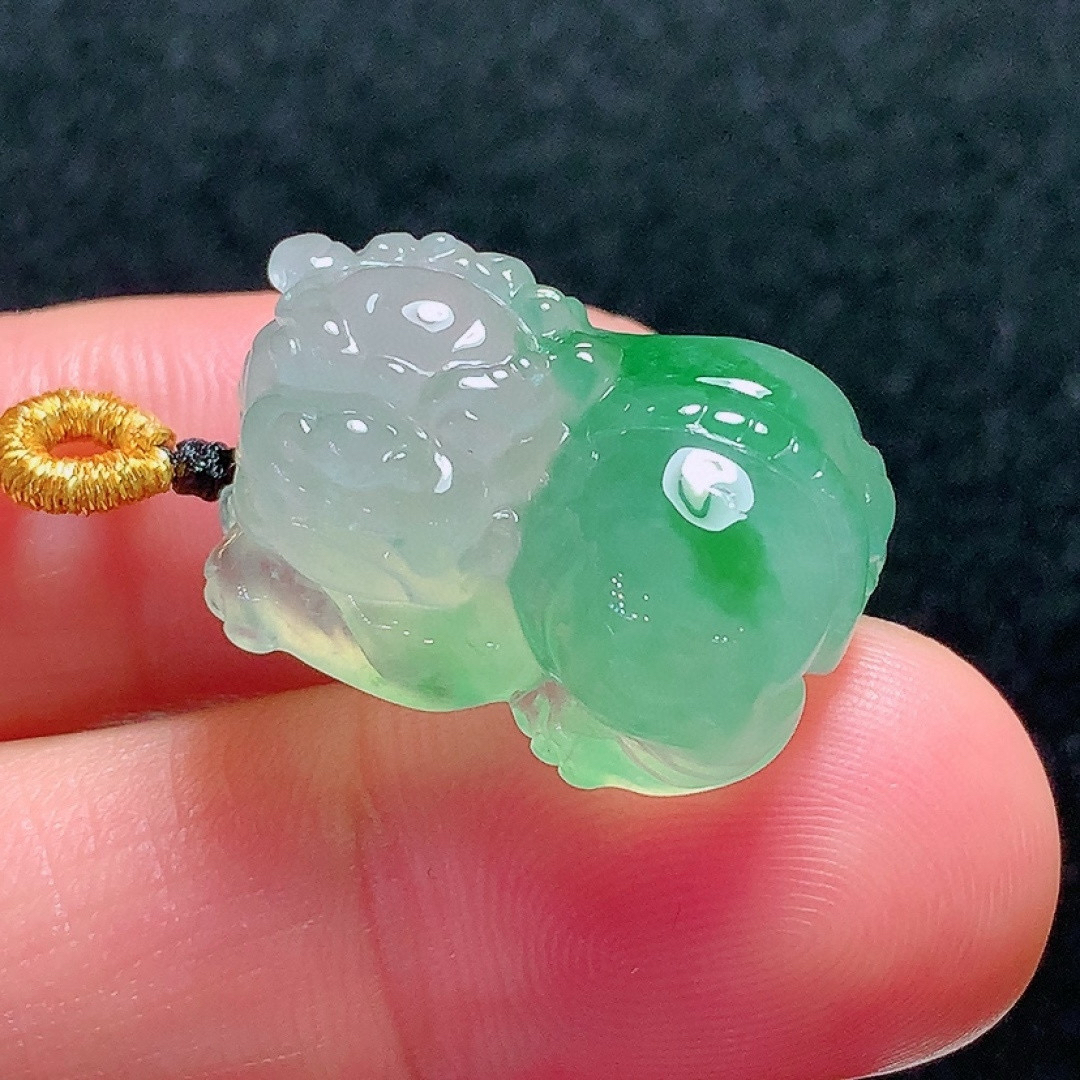 ️冰种飘绿貔貅，种老水头好，又冰又润，灵动漂亮，饱满尺寸：22.5/14.3/11.3mm