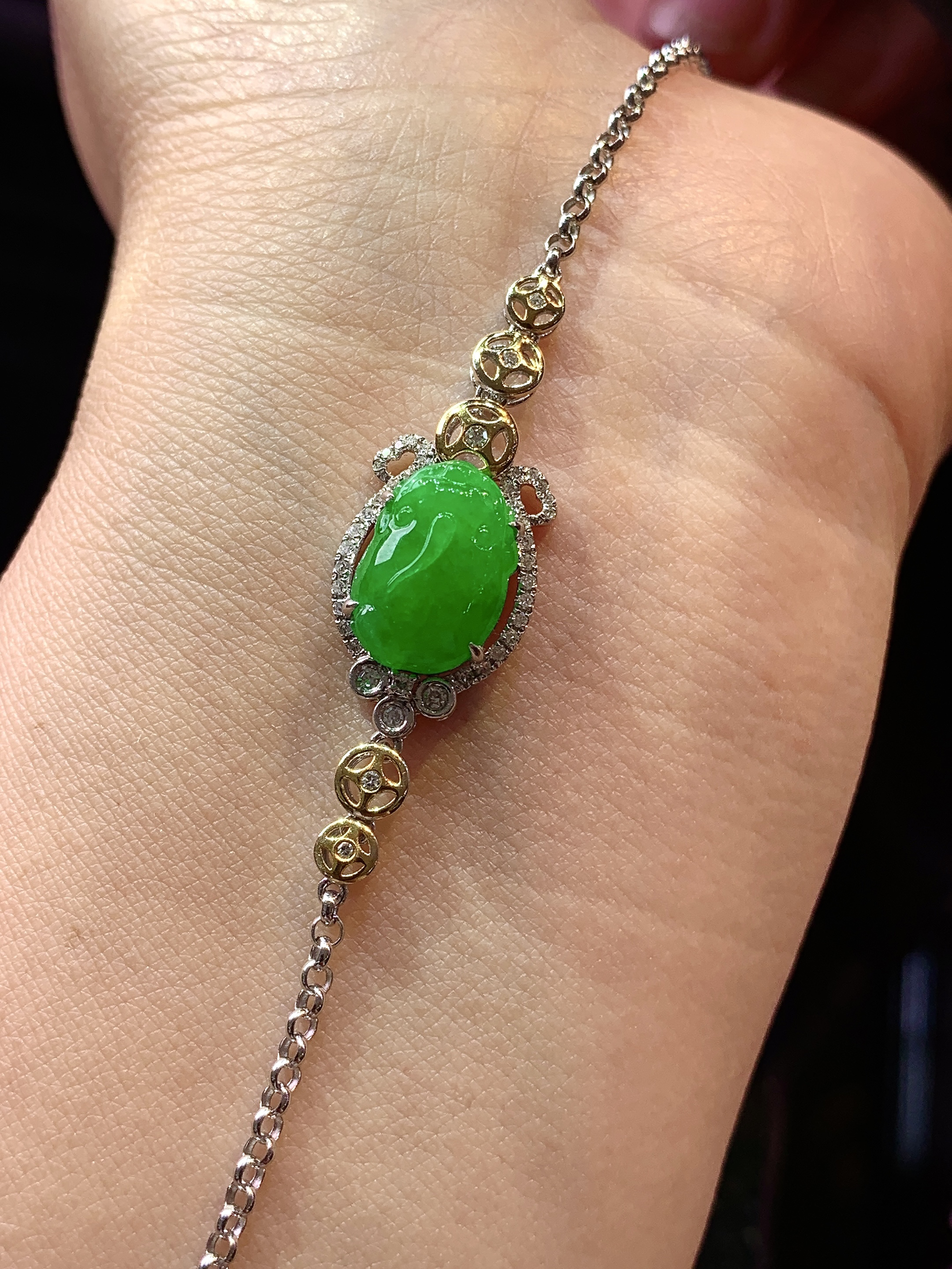 18k金钻镶嵌满绿貔貅手链 玉质细腻 色泽艳丽清新 水润亮眼 整体尺寸180*11.8*6.5h1