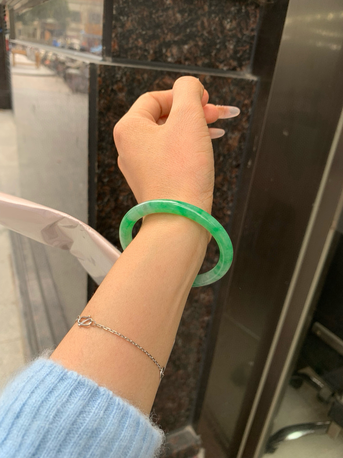 阳绿花美人条52.3-7.2-7.1底妆细腻，满圈阳绿飘花，鲜艳青翠，色泽均匀分布，举手投足之间散发出来的贵气感