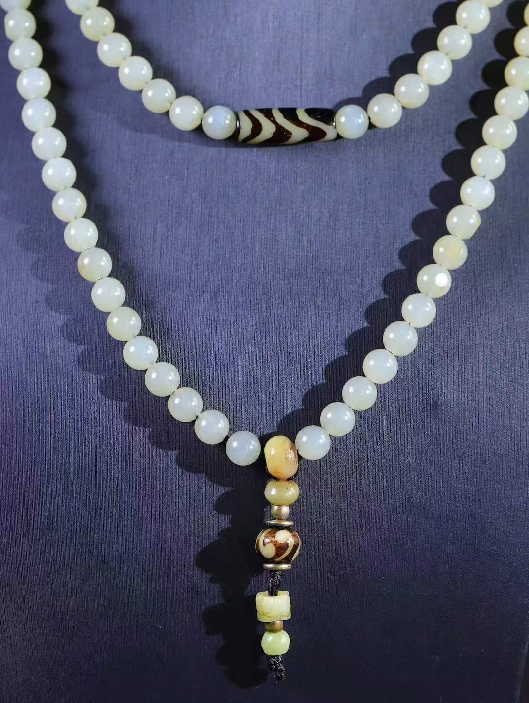 【籽.链.108】

新疆和田籽料圆珠挂链 玉质温润细腻 油性十足 佩戴舒适。珠珠落玉盘，间关莺语花底滑，一生美好时光，无论身在何处，都有它相伴相守。事事顺遂，幸福美满，吉祥如意。重93.7克 尺寸取一8mm FDL-44303133