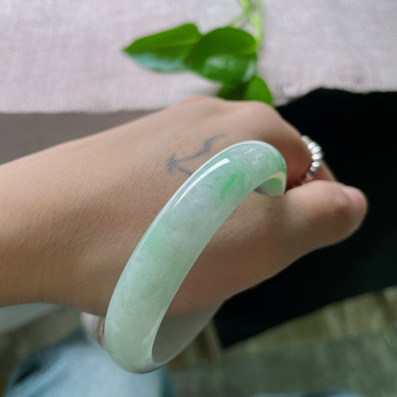 54.2（49）12/6.5，飘绿贵妃，颜色鲜艳夺目，佩戴贵气