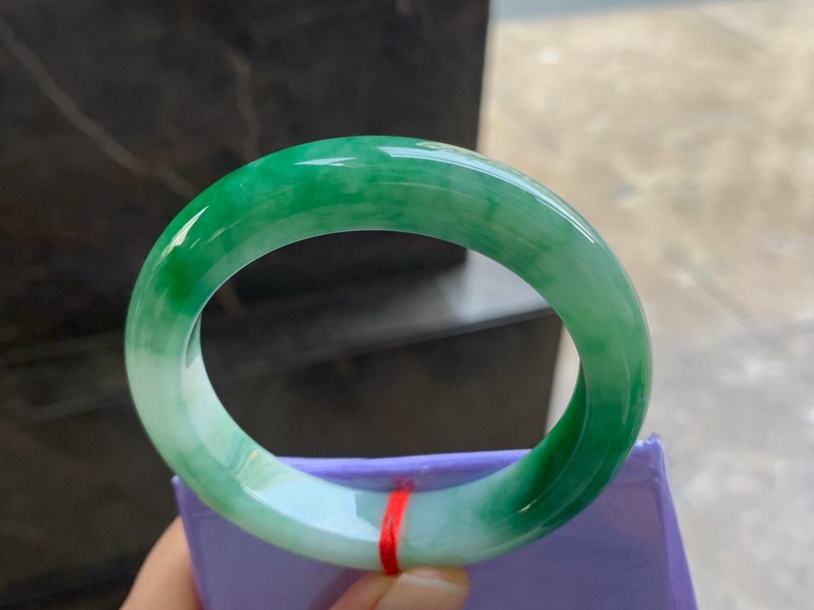 53-11.8-9.1

辣绿色手镯^_^颜色鲜艳 玉质温润