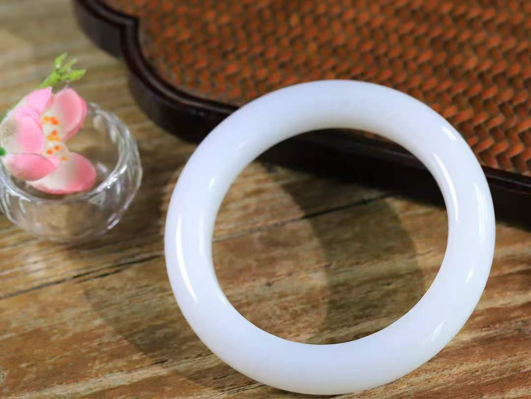 【柔情素语·手镯】

精品和田玉白玉手镯，玉质细腻温润，手感舒适，️线条流畅，简约大气，美自天成，佩戴于腕间，婉约之美，举手投足间透出那份低调奢华，醉人心扉。重91.5克 内径圈口60.5mm  尺寸14.5-11.2mm   FDA-55352403