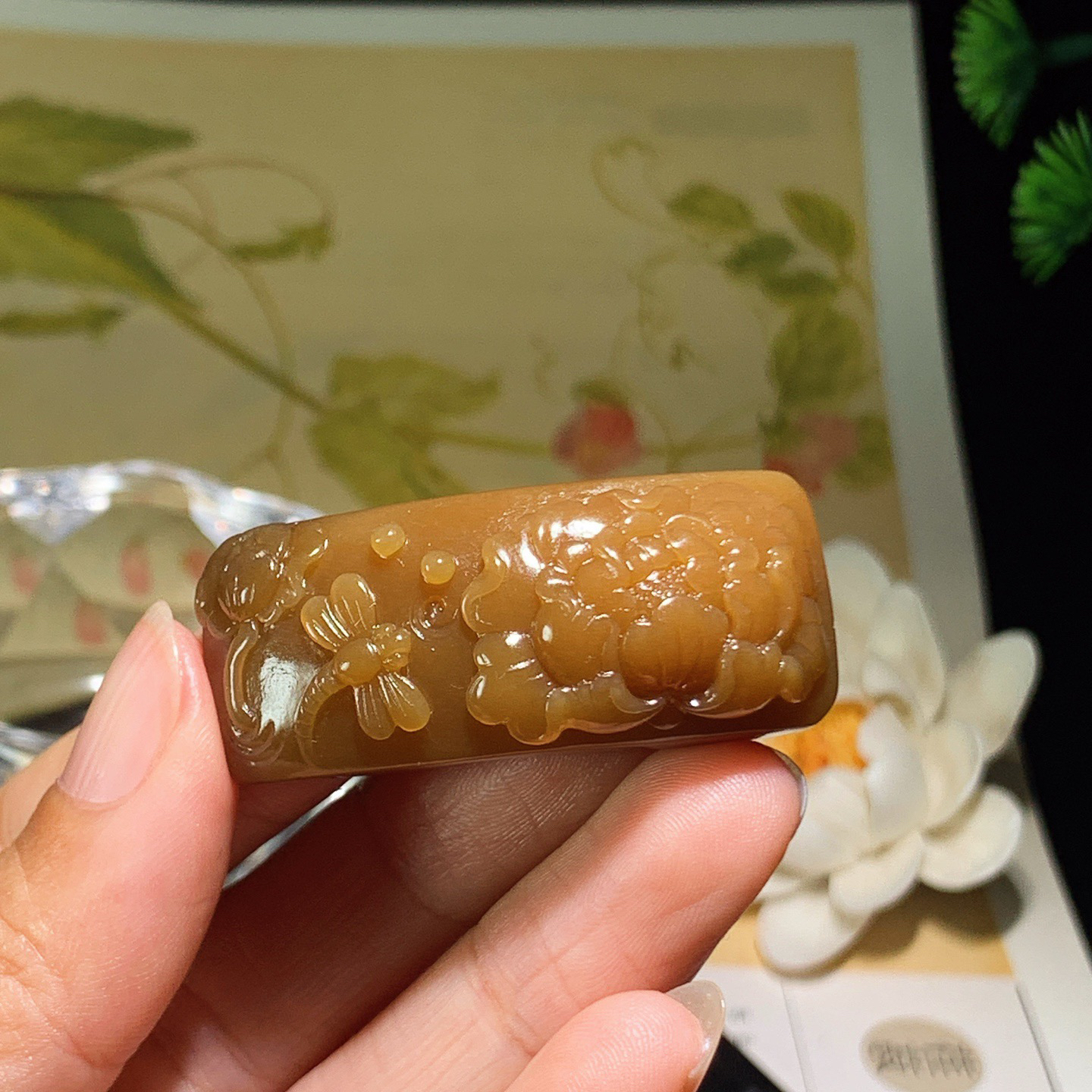 新疆和田玉且末糖花开富贵手牌 尺寸46/19/13重24.5克，玉质细腻油润 底色纯净 脂粉好，品质好！lt260330