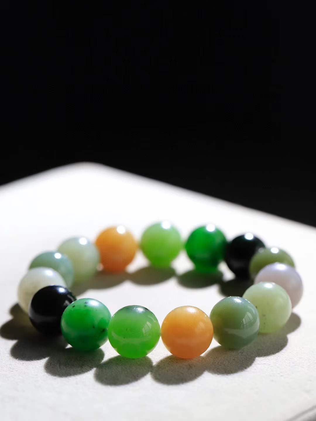 【福运相伴.多宝手串】

货头精选 和田玉多宝圆珠手串，每一颗玉石都凝聚自然的灵气与岁月的沉淀，寓意福禄寿喜，守护您的平安与幸福。佩戴它，感受千年玉文化的温润与优雅。重64.5克  尺寸取一14.2mm  45353033T