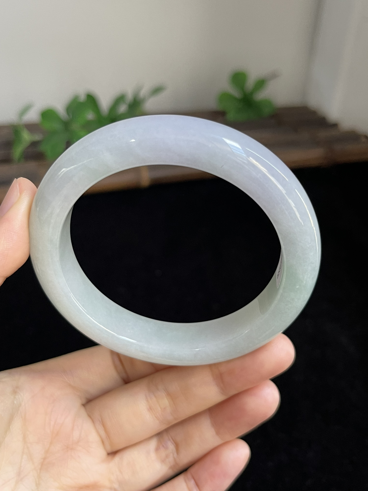 正圈57圈口，翡翠糯化种淡绿色手镯