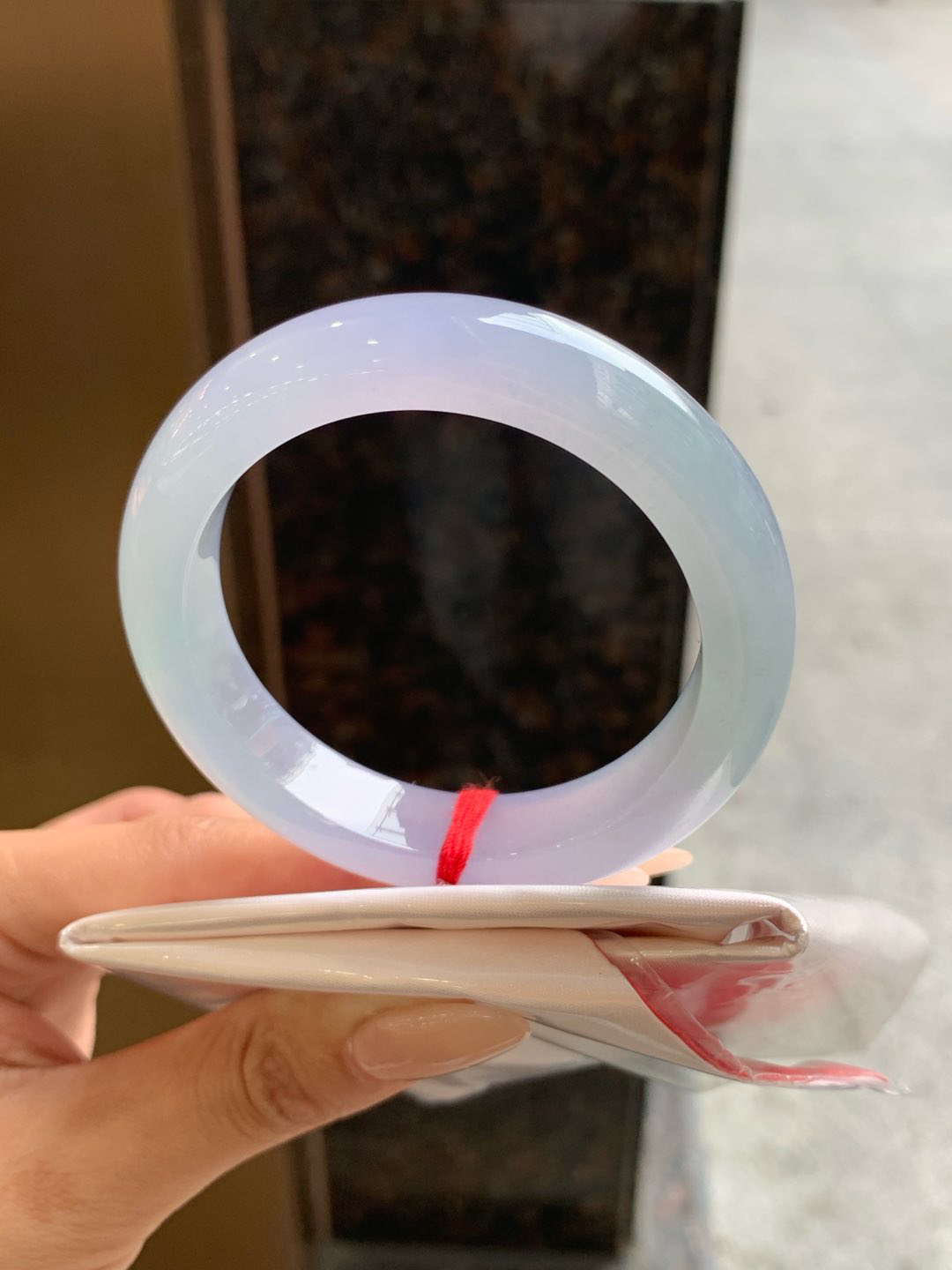 冰双彩正圈53-54可戴，翡翠冰种双彩正圈手镯，漂亮，种水极好，细腻水润，色泽清新淡雅，紫色唯美迷人，高贵优雅，自然光下不失色！