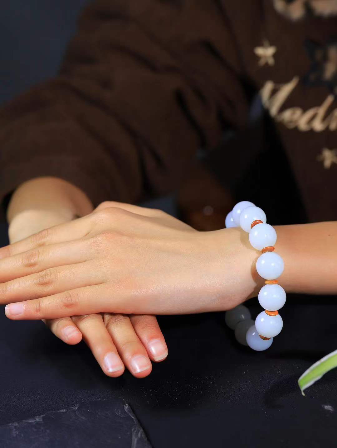 【珠圆玉润.手串】

收藏级臻品️和田玉白玉珠圆玉润手串 玉质温润细腻  整串打磨圆润，佩戴舒适。