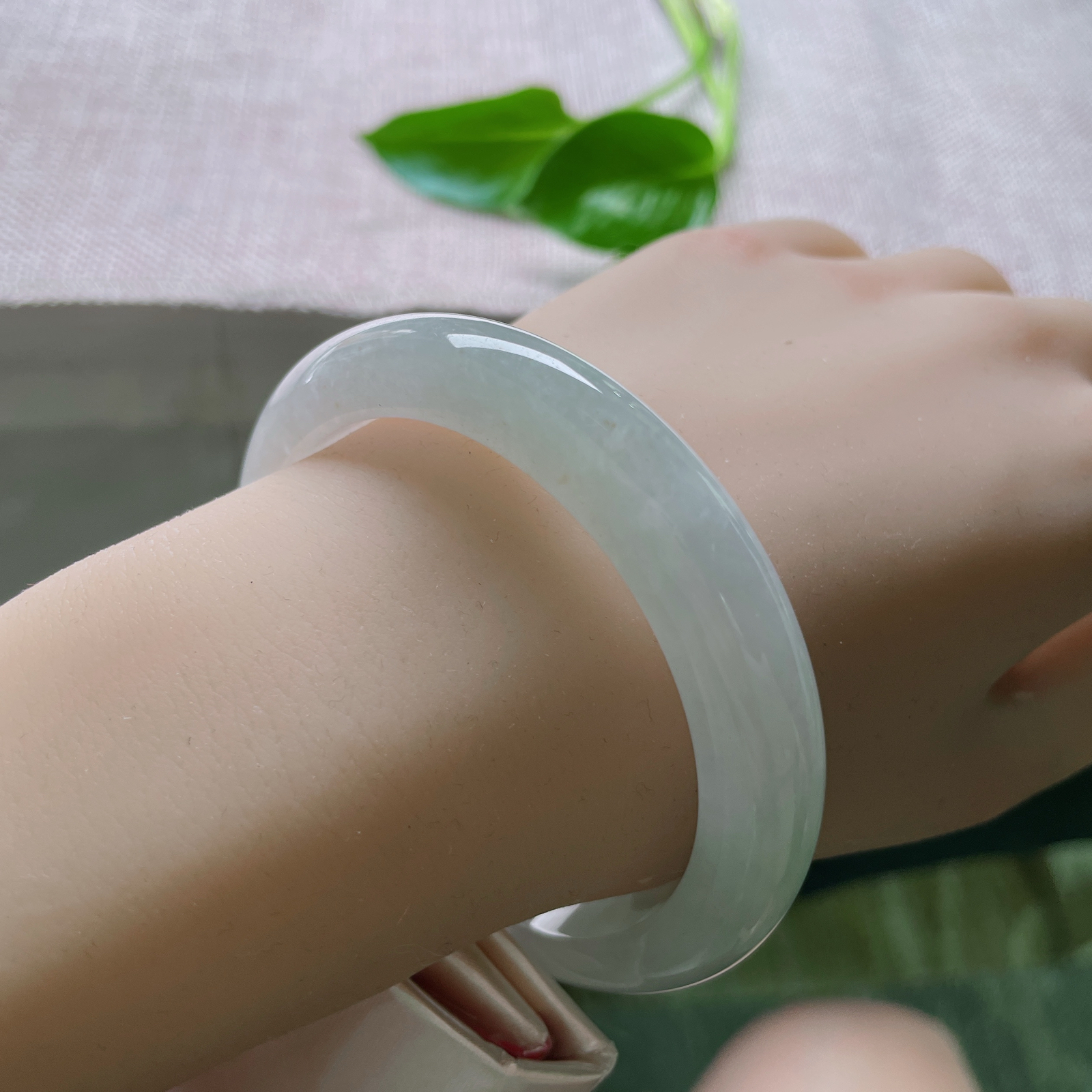 57.7/11.6/8.3，浅绿底正圈，像雨洗过的竹林 雾气未散。洒金荡漾其间