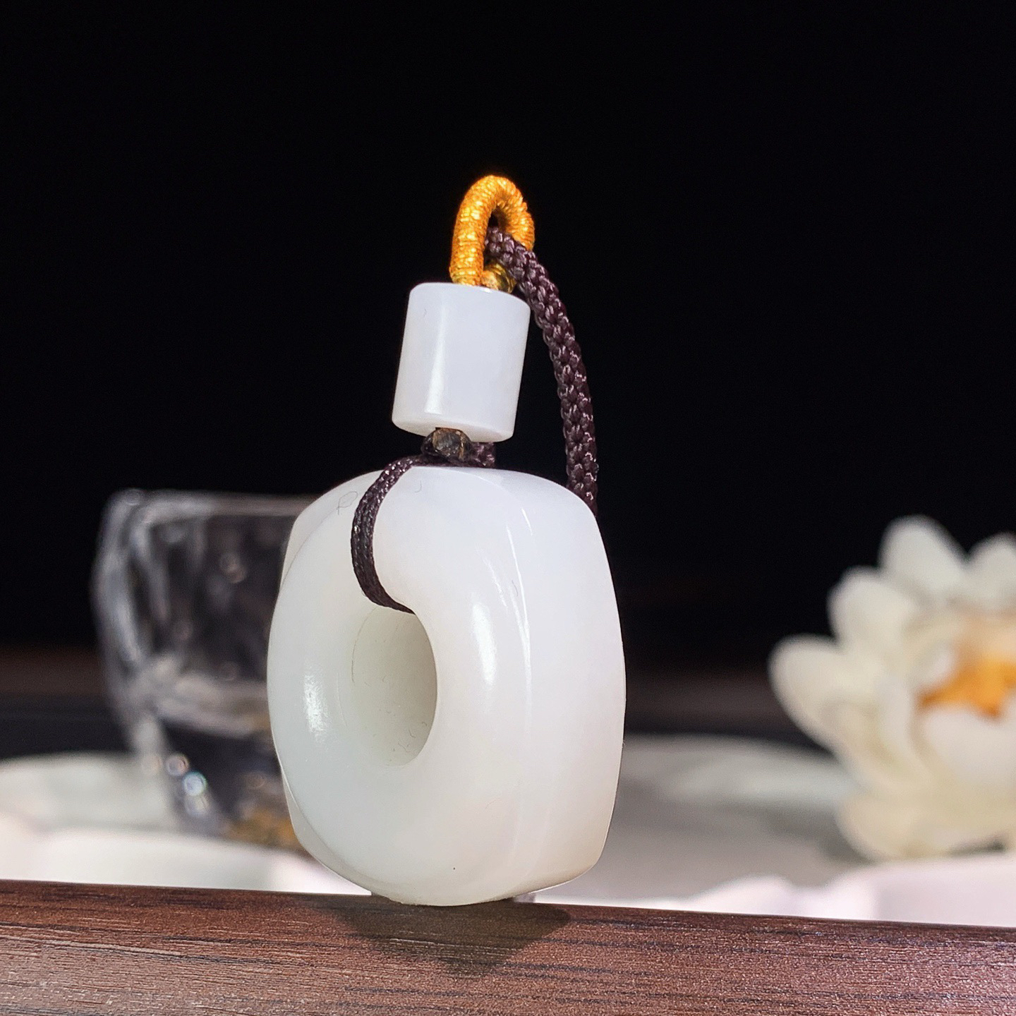 新疆和田玉羊脂白四方平安扣玉棕挂件 尺寸27/12重19克，玉质细腻油润 底色纯净 脂粉好，品质好！lt260330