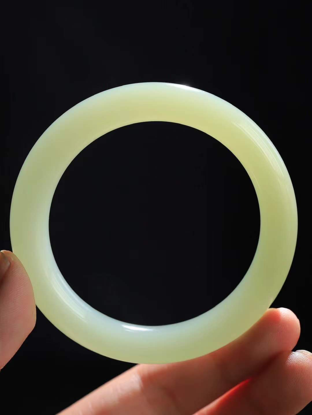 【晴水相伴.镯】

精品和田玉晴水圆条手镯，以其淡雅的晴水色调，成为腕间的一抹亮色。玉质细腻，触感温润，佩戴它，感受玉石的温度与自然的灵性，让每一天都充满诗意与美好。重53.6克  尺寸57-10.3-10mm  11303133T