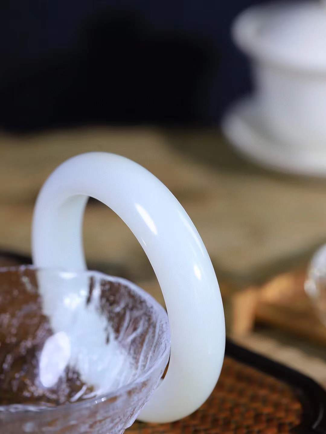 （一见倾心.手镯）

收藏级臻品️和田玉白玉手镯，玉质温润细腻 油性十足 手感舒适，高华雅逸，线条