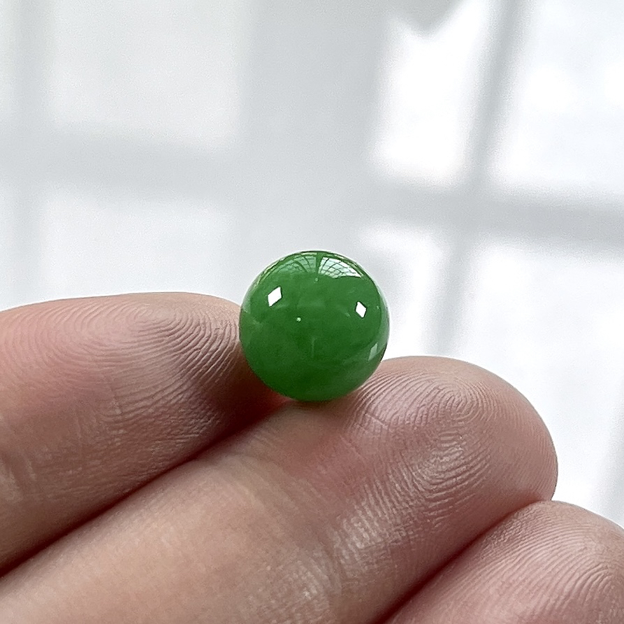 收藏级别，缅甸天然翡翠A货，卡10.2冰润满绿阳绿圆珠单珠一颗，尺寸：10.2mm/1颗，重量：1.88g