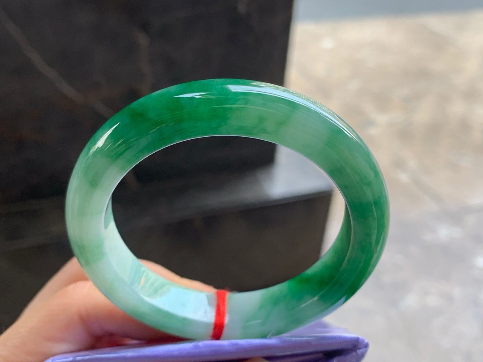 53-11.8-9.1

辣绿色手镯^_^颜色鲜艳 玉质温润