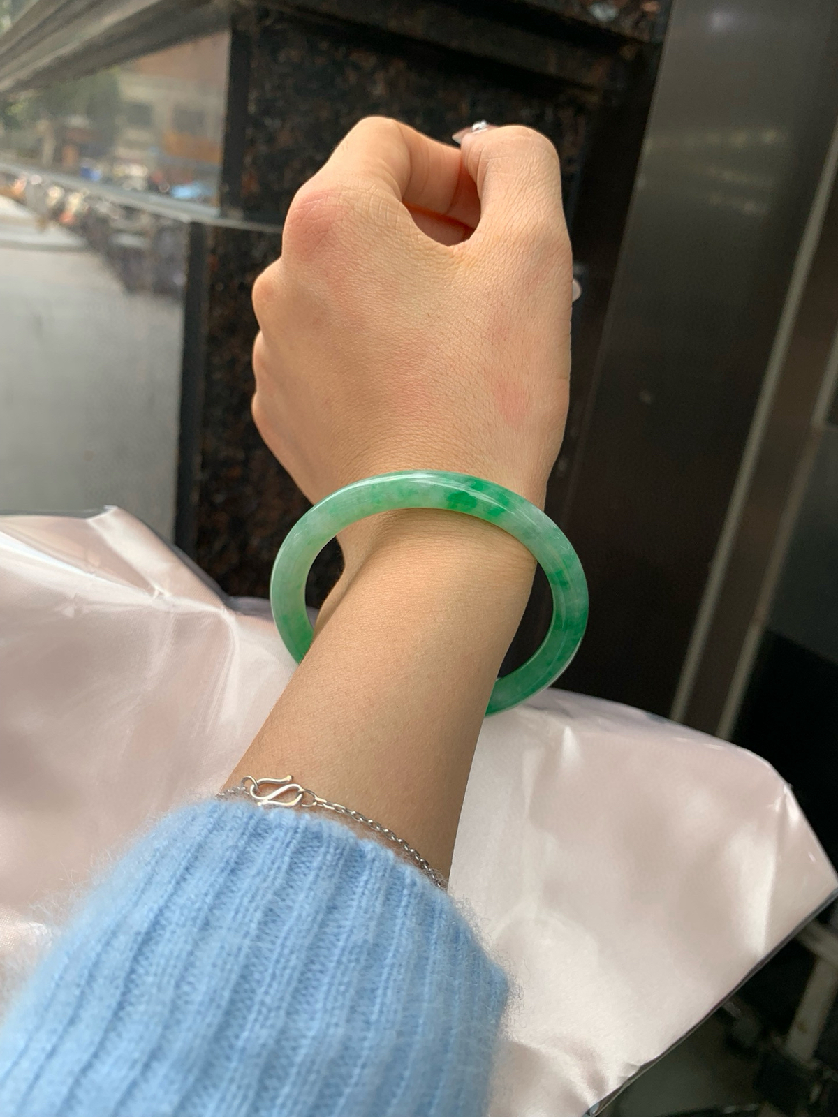 阳绿花美人条52.3-7.2-7.1底妆细腻，满圈阳绿飘花，鲜艳青翠，色泽均匀分布，举手投足之间散发出来的贵气感