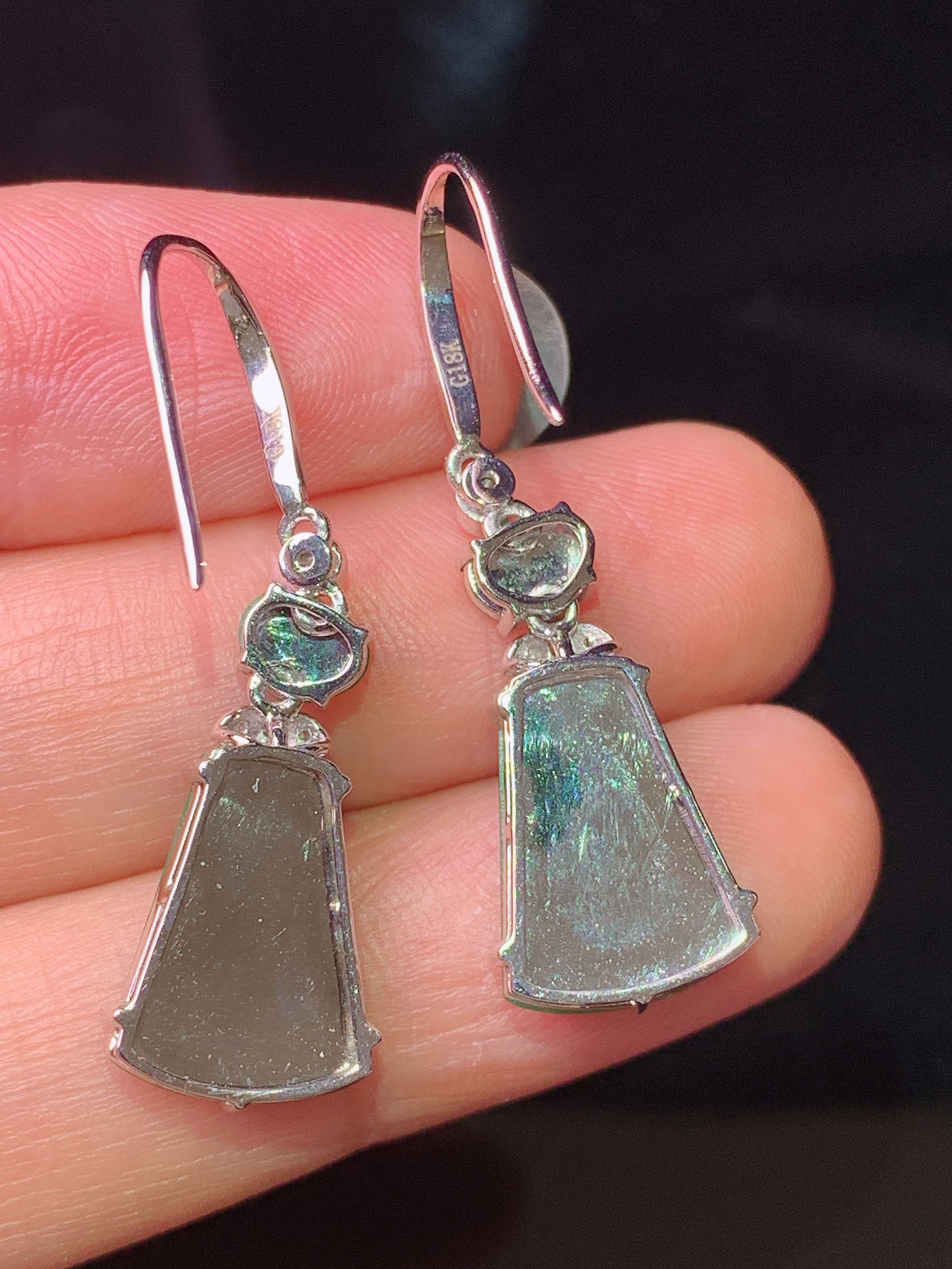 18k金钻镶嵌翠绿无事牌吊坠 玉质细腻 色泽艳丽清新 水润亮眼 整体尺寸34*9.7*4f1