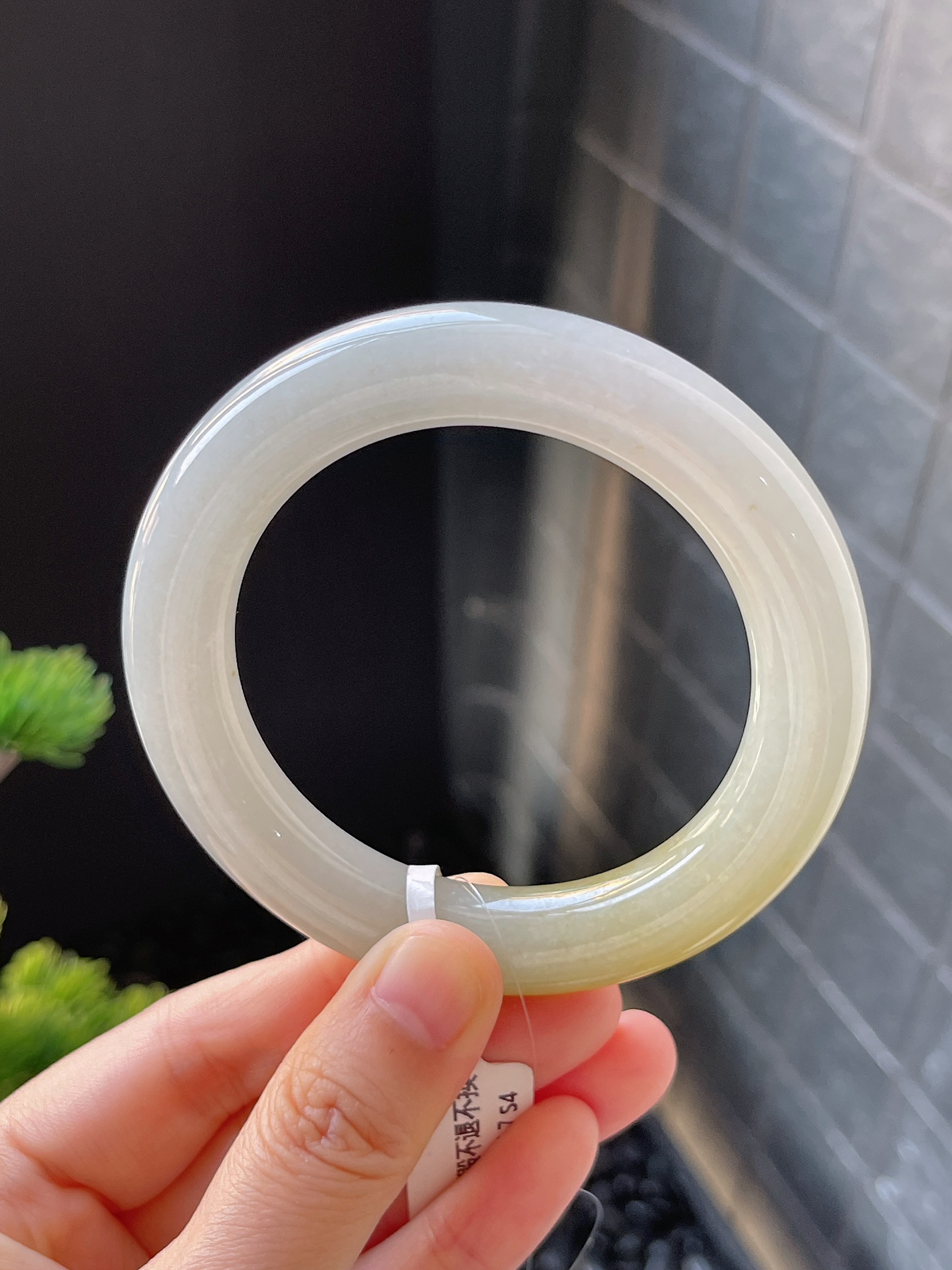 圆镯54.7圈口，翡翠冰糯种淡黄色手镯