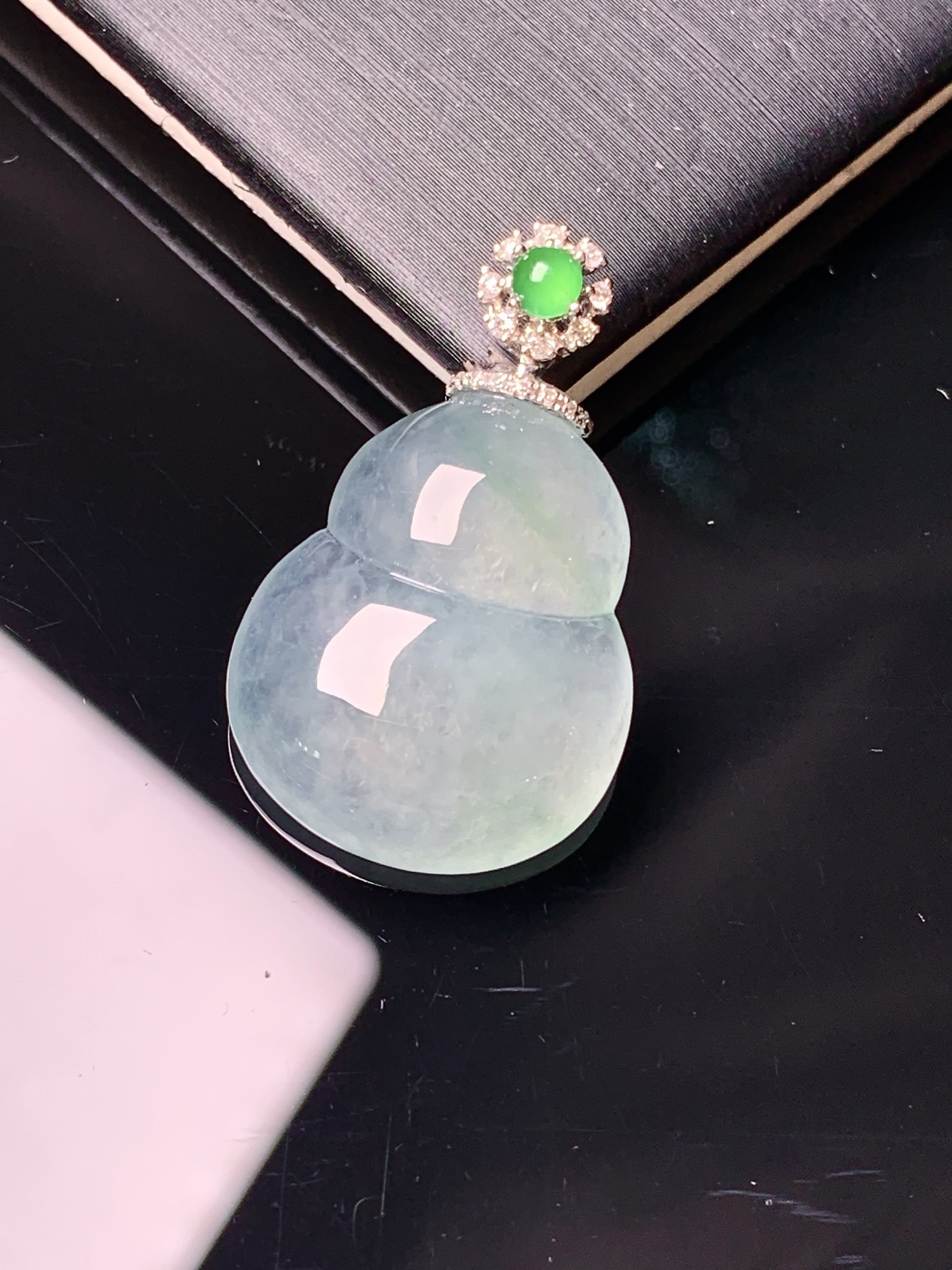 18k金钻镶嵌冰种葫芦吊坠 玉质细腻 色泽艳丽清新 水润亮眼 整体尺寸29.2*17.8*5.6yz