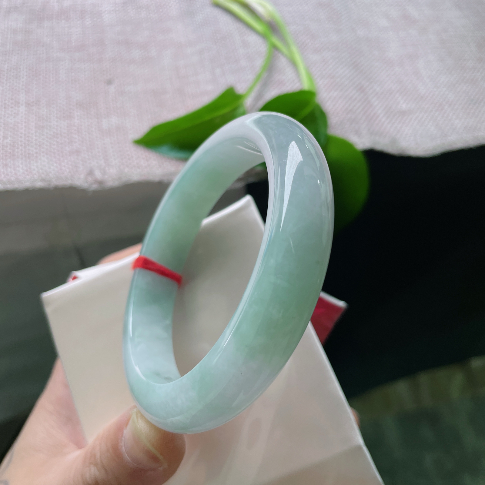 58.9/13.1/9.1，淡绿底正圈，肉质细腻干净，水头好，种老，巧笑嫣然，