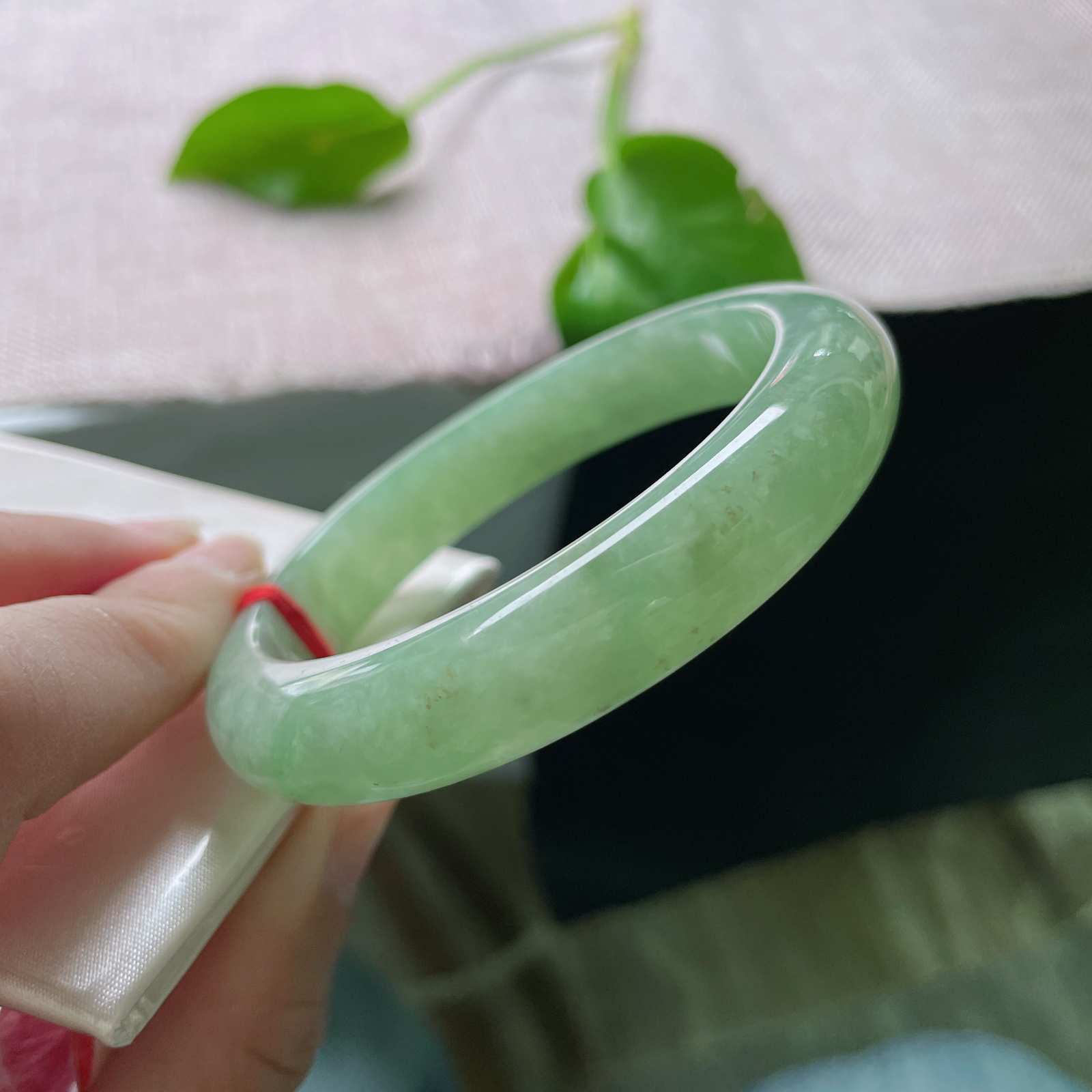 57/12/8.1，湖水绿正圈，水头好，种老，纯绿底色，温润如玉，低调显气质