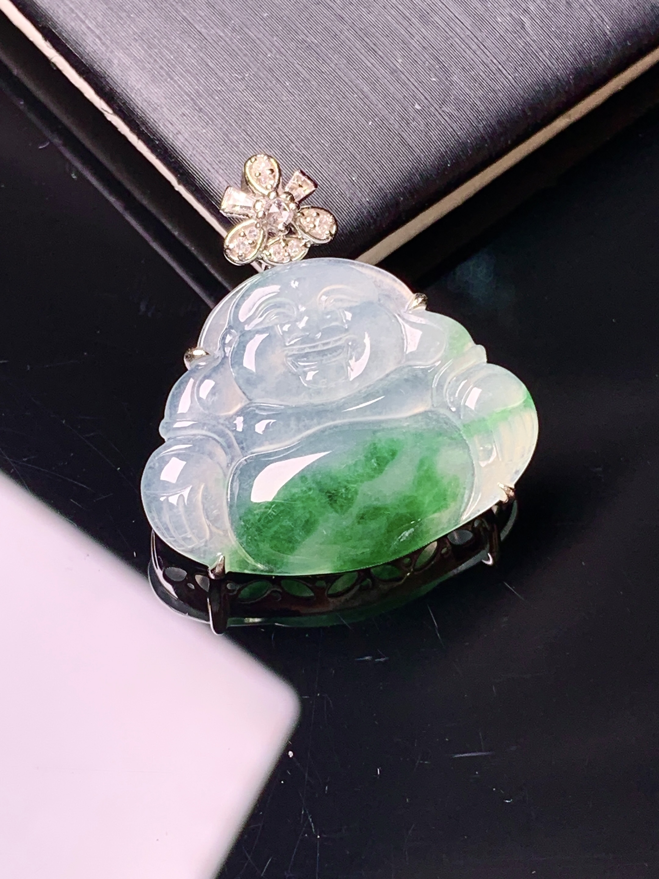18k金钻镶嵌飘绿佛公吊坠 玉质细腻 色泽艳丽清新 水润亮眼 整体尺寸25.3*23.6*5.6yz