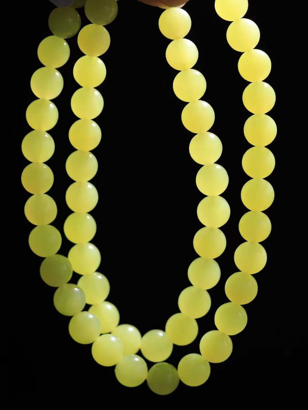 【珠圆玉润.项链】

精品和田玉黄口鸡油黄珠圆玉润项链，暖黄如蜜，象征“金玉满堂”的富贵与温润谦和的品性；项链承载断除百八烦恼的祈愿，亦合四时流转之圆满，腕间颈间皆藏着人们对平安顺遂、福泽绵长的温柔期许。
重56克  尺寸取一8.5mm  45353100L