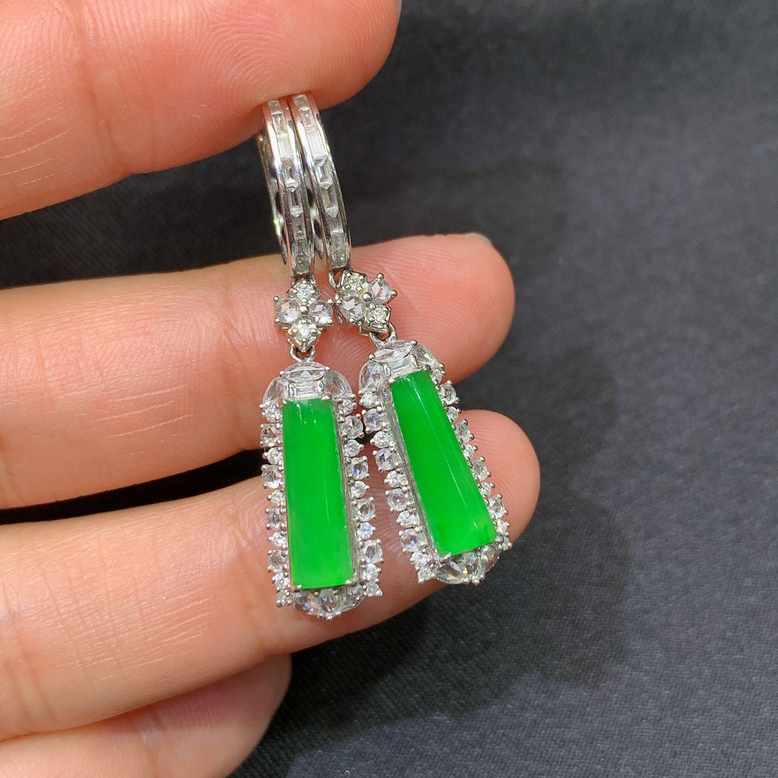 冰阳绿无事牌耳坠，18k金镶嵌，款式新颖，冰润色阳，种水足，Mi 尺寸13.3*4.1*2