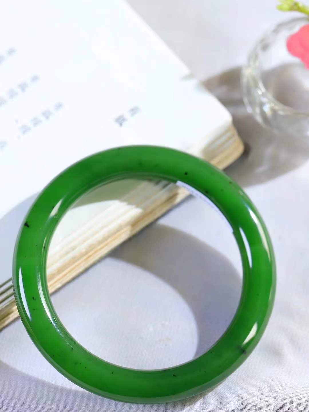 【碧色荡漾·手镯】

精品和田玉碧玉圆条手镯，玉质细腻温润，手感舒适，️线条流畅，简约大气，美自天成，佩戴于腕间，婉约之美，举手投足间透出那份低调奢华，醉人心扉。重49.6克  内径圈口56.5mm  尺寸10-10mm  FDA-66373133