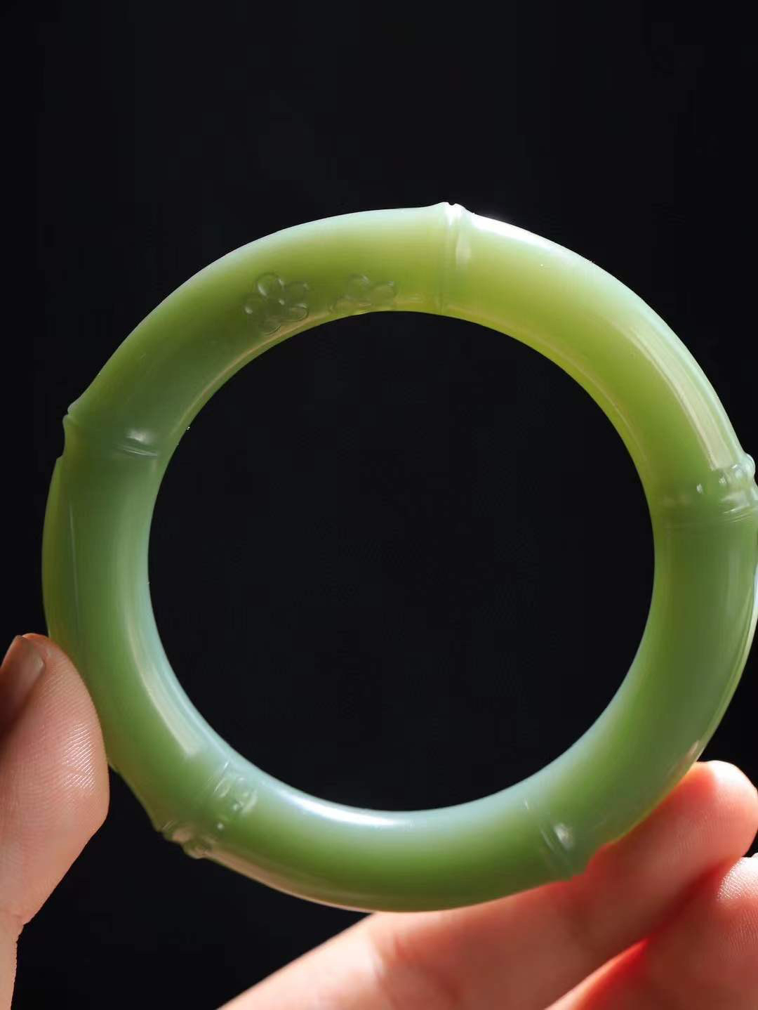 【节节高升.手镯】

精品和田玉碧玉竹手镯，玉质温润细腻，苏工精雕竹节，竹子品德高尚，生而有节，象征气节正直、不屈不俗。竹叶纤秀俊逸，舒展自如，迎风摇曳，柔美清逸，清新典雅。️整器画面空灵简洁佩于胸前，寓意祝福，高风亮节，步步高升。
内径56mm尺寸10.5-11.6mm重63.3克99363177T