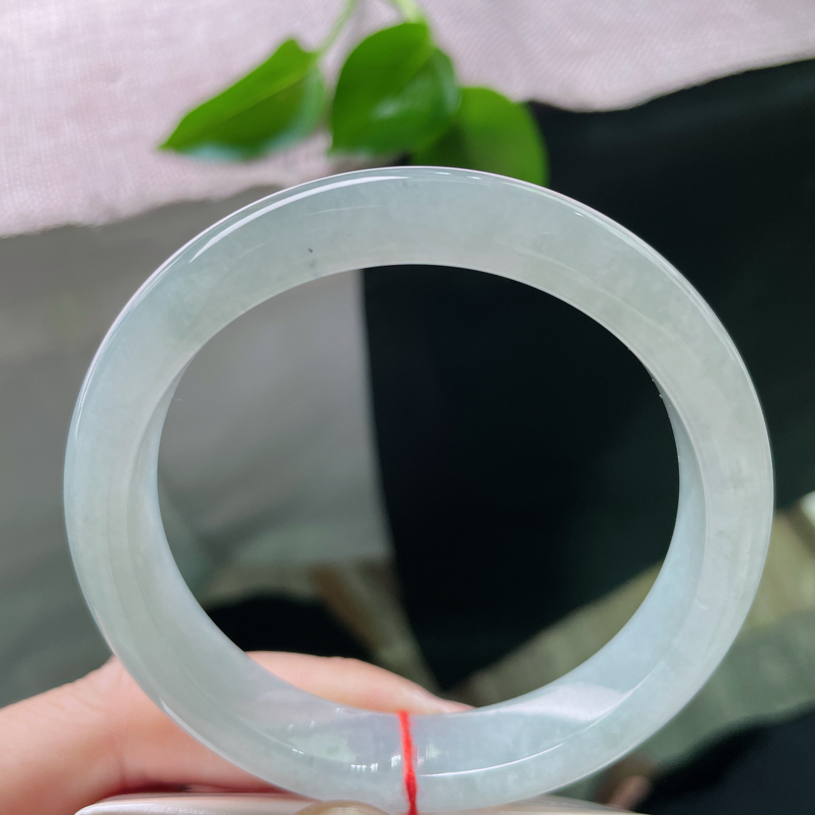 57.6/11.7/8，冰蓝正圈，将远山的雾、湖心的波，凝成一圈化不开的浓情，静水流深。飘乌鸡