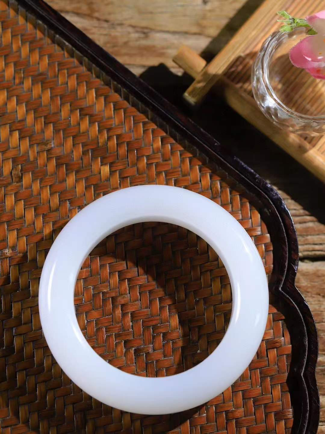 【情有独钟.手镯】

收藏级臻品和田玉白玉手镯 玉质温润细腻 油性十足 手感舒适，高华雅逸，线条流畅，简约大气，美自天成，素雅高贵。佩戴于腕间，婉约之美，举手投足间透出那低调奢华。重91.2克 内径51.5mm 尺寸16-11.2mm   FDT-79353195