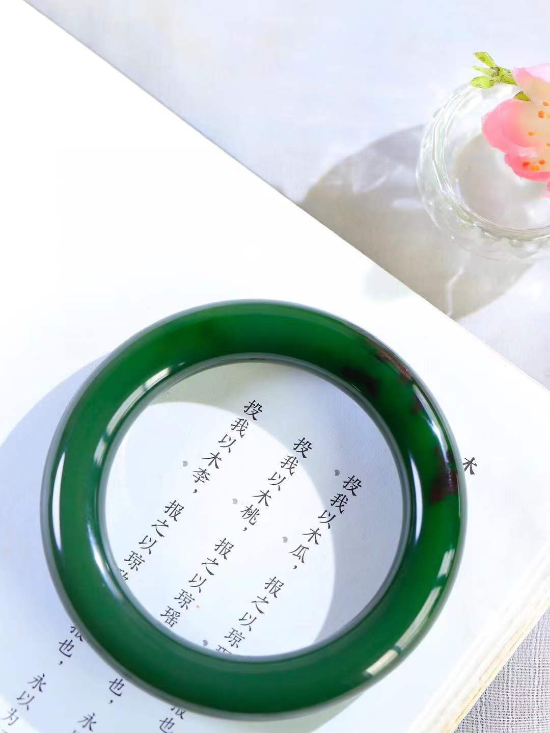 【碧波流转·手镯】

收藏级臻品️和田玉碧玉圆条手镯，玉质细腻温润，手感舒适，️线条流畅，简约大气，美自天成，佩戴于腕间，婉约之美，举手投足间透出那份低调奢华，醉人心扉。
重83.5克 内径圈口56.5mm  尺寸12.6-12.5mm  FDT-11303133