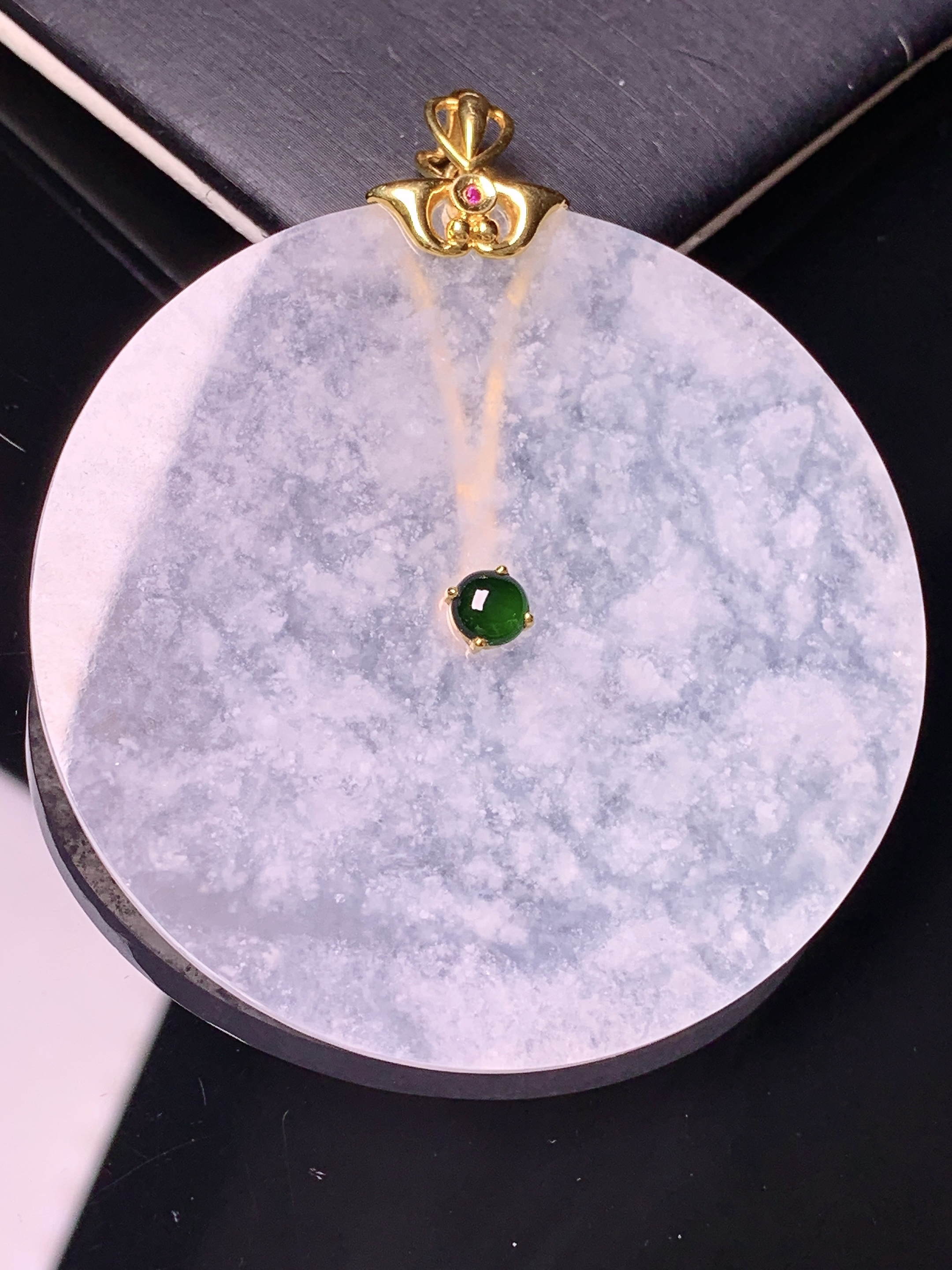 18k金镶嵌冰种雪花棉圆牌吊坠 玉质细腻 色泽艳丽清新 水润亮眼 整体尺寸61.6*54.3*3c1