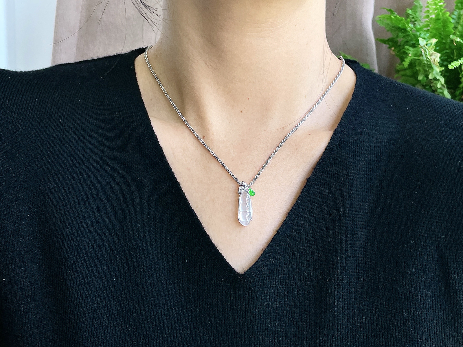 【镶嵌】高冰豆子高冰福豆吊坠  
【说明】缅料 18k金镶嵌 性价比高  
【整体】26.3-8.7-6.5
【裸石】21.2-8.7-4