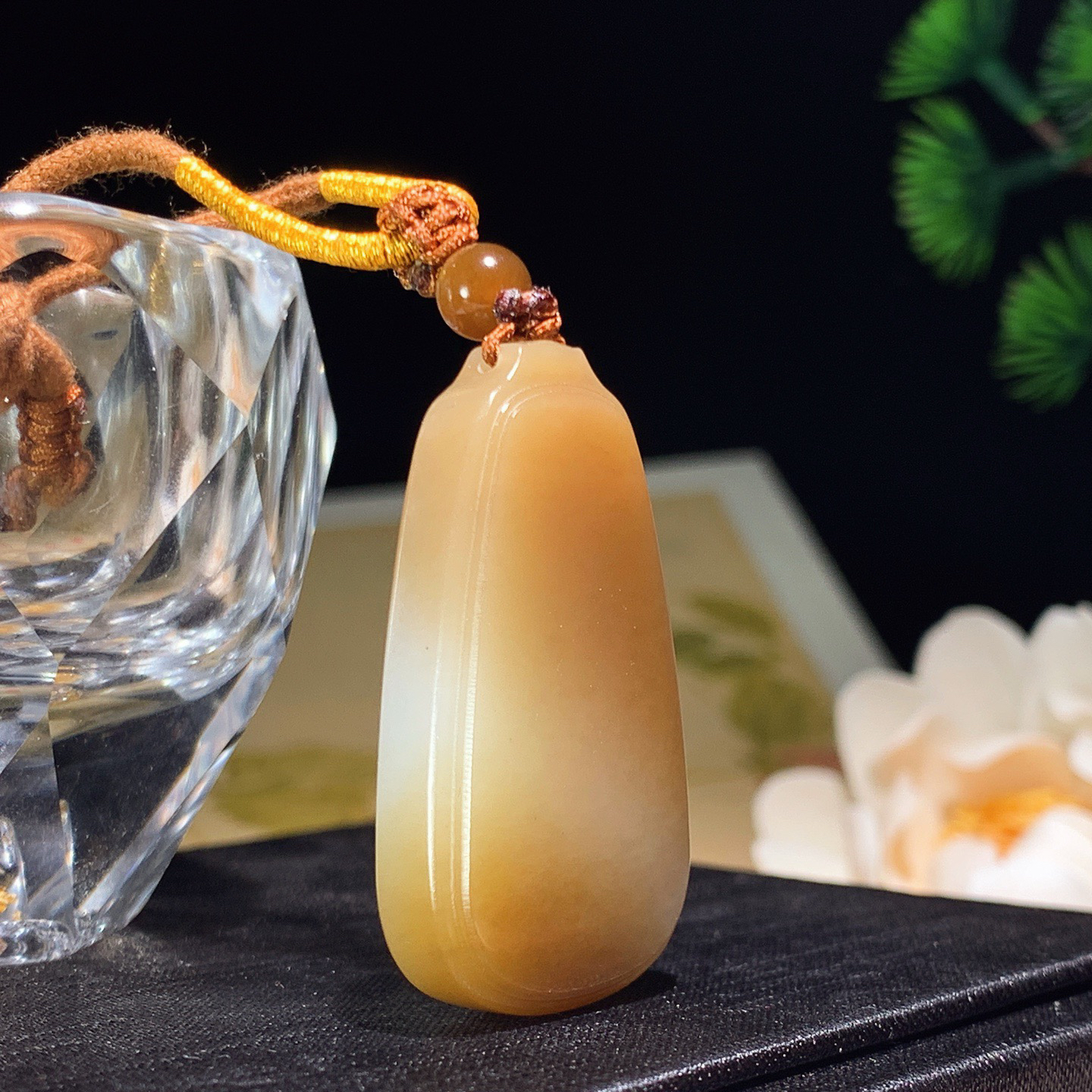 新疆和田玉且末糖平安无事牌挂件 尺寸39/23/9重18克，玉质细腻油润 底色纯净 脂粉好，品质好！