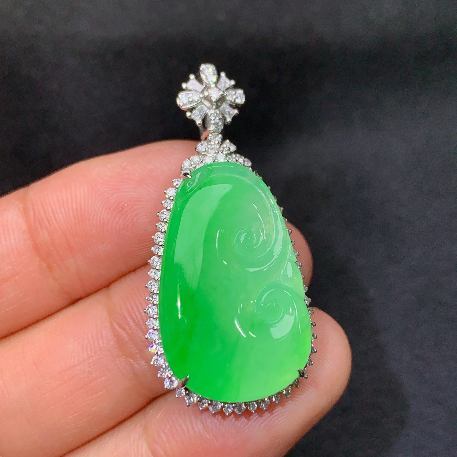 冰阳绿如意吊坠，18k金镶嵌，冰润色阳，玉质细腻，种水足，Yj002 尺寸37.5*18*8.2 y