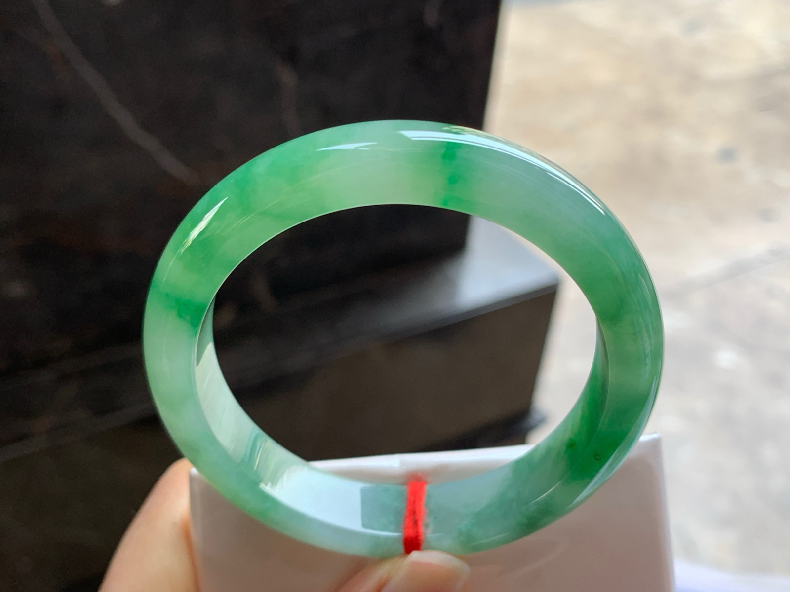 54-11.8-8.6

绿色手镯^_^鲜艳 玉质温润 起光